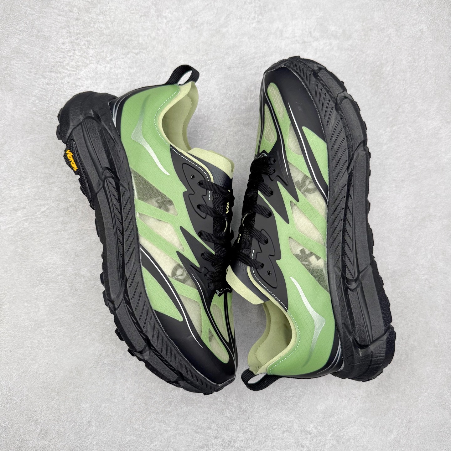 图片[3]-Satisfy x HOKA ONE ONE 百搭简约防滑耐磨低帮跑步鞋 联名配色 球鞋继承了HOKA的经典越野鞋型MAFATE SPEED 4的设计，更在此基础上进行了创新和提升，使得它既适合户外越野跑，又充满了时尚潮流的元素。它的半透明鞋面设计，不仅让鞋身看起来更加轻便，而且提供了良好的透气性。而保护性的防撕裂尼龙面料，则确保了在复杂地形中的耐用性。这样的设计，让人在享受奔跑的同时，也能感受到鞋底带来的舒适。双层ProFly™中底的使用，是这款鞋的另一个亮点。这种中底材质，提供了卓越的缓震性能，无论是在崎岖的山路上，还是在平坦的道路上，都能给跑者带来稳定的支撑。而VIBRAM MEGAGRIP®及LITEBASE®大底的搭载，更是让这款鞋在保持高抓地力的同时，减轻了鞋底的重量，使得每一步跑动都轻盈如飞。尺码：36 36.5 37.5 38 38.5 39 40 40.5 41 42 42.5 43 44 44.5 45 46-选品中心