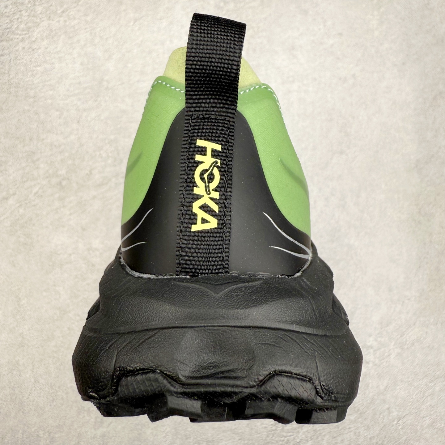 图片[8]-Satisfy x HOKA ONE ONE 百搭简约防滑耐磨低帮跑步鞋 联名配色 球鞋继承了HOKA的经典越野鞋型MAFATE SPEED 4的设计，更在此基础上进行了创新和提升，使得它既适合户外越野跑，又充满了时尚潮流的元素。它的半透明鞋面设计，不仅让鞋身看起来更加轻便，而且提供了良好的透气性。而保护性的防撕裂尼龙面料，则确保了在复杂地形中的耐用性。这样的设计，让人在享受奔跑的同时，也能感受到鞋底带来的舒适。双层ProFly™中底的使用，是这款鞋的另一个亮点。这种中底材质，提供了卓越的缓震性能，无论是在崎岖的山路上，还是在平坦的道路上，都能给跑者带来稳定的支撑。而VIBRAM MEGAGRIP®及LITEBASE®大底的搭载，更是让这款鞋在保持高抓地力的同时，减轻了鞋底的重量，使得每一步跑动都轻盈如飞。尺码：36 36.5 37.5 38 38.5 39 40 40.5 41 42 42.5 43 44 44.5 45 46-选品中心