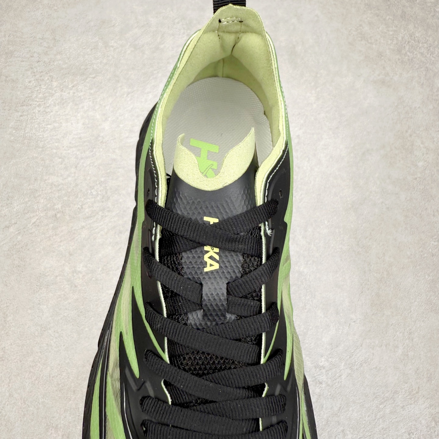 图片[5]-Satisfy x HOKA ONE ONE 百搭简约防滑耐磨低帮跑步鞋 联名配色 球鞋继承了HOKA的经典越野鞋型MAFATE SPEED 4的设计，更在此基础上进行了创新和提升，使得它既适合户外越野跑，又充满了时尚潮流的元素。它的半透明鞋面设计，不仅让鞋身看起来更加轻便，而且提供了良好的透气性。而保护性的防撕裂尼龙面料，则确保了在复杂地形中的耐用性。这样的设计，让人在享受奔跑的同时，也能感受到鞋底带来的舒适。双层ProFly™中底的使用，是这款鞋的另一个亮点。这种中底材质，提供了卓越的缓震性能，无论是在崎岖的山路上，还是在平坦的道路上，都能给跑者带来稳定的支撑。而VIBRAM MEGAGRIP®及LITEBASE®大底的搭载，更是让这款鞋在保持高抓地力的同时，减轻了鞋底的重量，使得每一步跑动都轻盈如飞。尺码：36 36.5 37.5 38 38.5 39 40 40.5 41 42 42.5 43 44 44.5 45 46-选品中心