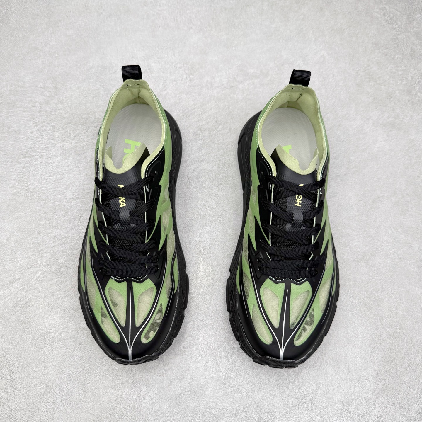 图片[2]-Satisfy x HOKA ONE ONE 百搭简约防滑耐磨低帮跑步鞋 联名配色 球鞋继承了HOKA的经典越野鞋型MAFATE SPEED 4的设计，更在此基础上进行了创新和提升，使得它既适合户外越野跑，又充满了时尚潮流的元素。它的半透明鞋面设计，不仅让鞋身看起来更加轻便，而且提供了良好的透气性。而保护性的防撕裂尼龙面料，则确保了在复杂地形中的耐用性。这样的设计，让人在享受奔跑的同时，也能感受到鞋底带来的舒适。双层ProFly™中底的使用，是这款鞋的另一个亮点。这种中底材质，提供了卓越的缓震性能，无论是在崎岖的山路上，还是在平坦的道路上，都能给跑者带来稳定的支撑。而VIBRAM MEGAGRIP®及LITEBASE®大底的搭载，更是让这款鞋在保持高抓地力的同时，减轻了鞋底的重量，使得每一步跑动都轻盈如飞。尺码：36 36.5 37.5 38 38.5 39 40 40.5 41 42 42.5 43 44 44.5 45 46-选品中心