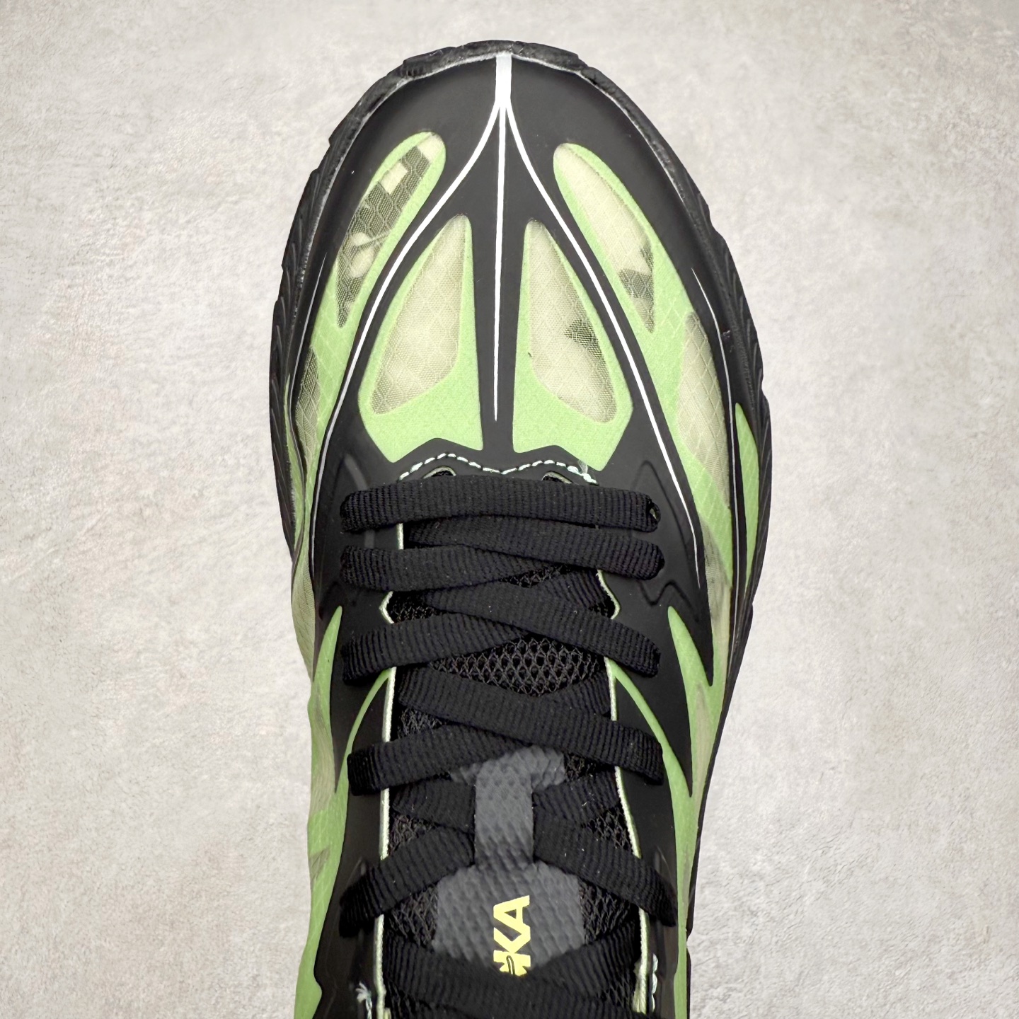 图片[4]-Satisfy x HOKA ONE ONE 百搭简约防滑耐磨低帮跑步鞋 联名配色 球鞋继承了HOKA的经典越野鞋型MAFATE SPEED 4的设计，更在此基础上进行了创新和提升，使得它既适合户外越野跑，又充满了时尚潮流的元素。它的半透明鞋面设计，不仅让鞋身看起来更加轻便，而且提供了良好的透气性。而保护性的防撕裂尼龙面料，则确保了在复杂地形中的耐用性。这样的设计，让人在享受奔跑的同时，也能感受到鞋底带来的舒适。双层ProFly™中底的使用，是这款鞋的另一个亮点。这种中底材质，提供了卓越的缓震性能，无论是在崎岖的山路上，还是在平坦的道路上，都能给跑者带来稳定的支撑。而VIBRAM MEGAGRIP®及LITEBASE®大底的搭载，更是让这款鞋在保持高抓地力的同时，减轻了鞋底的重量，使得每一步跑动都轻盈如飞。尺码：36 36.5 37.5 38 38.5 39 40 40.5 41 42 42.5 43 44 44.5 45 46-选品中心