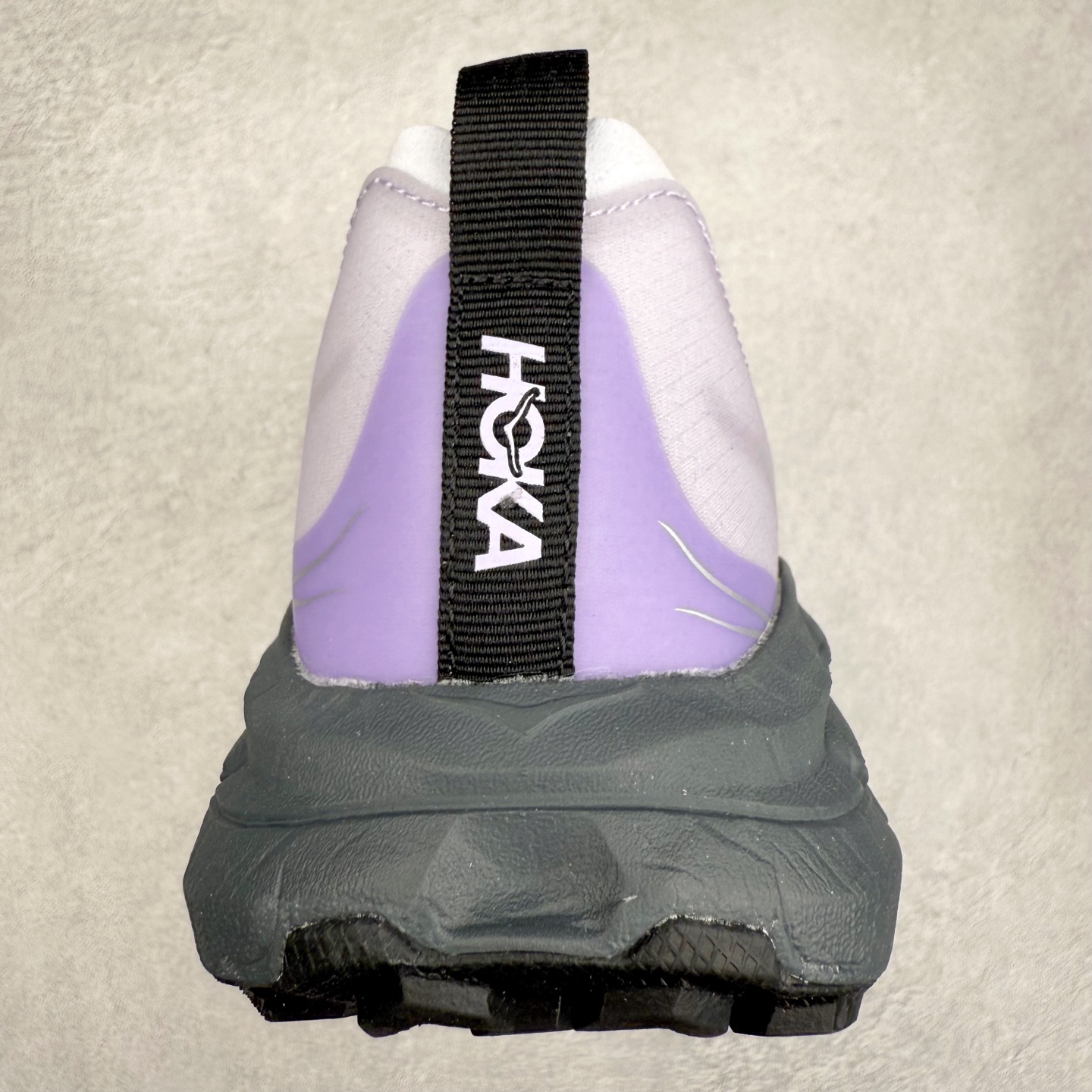 图片[8]-Satisfy x HOKA ONE ONE 百搭简约防滑耐磨低帮跑步鞋 联名配色 球鞋继承了HOKA的经典越野鞋型MAFATE SPEED 4的设计，更在此基础上进行了创新和提升，使得它既适合户外越野跑，又充满了时尚潮流的元素。它的半透明鞋面设计，不仅让鞋身看起来更加轻便，而且提供了良好的透气性。而保护性的防撕裂尼龙面料，则确保了在复杂地形中的耐用性。这样的设计，让人在享受奔跑的同时，也能感受到鞋底带来的舒适。双层ProFly™中底的使用，是这款鞋的另一个亮点。这种中底材质，提供了卓越的缓震性能，无论是在崎岖的山路上，还是在平坦的道路上，都能给跑者带来稳定的支撑。而VIBRAM MEGAGRIP®及LITEBASE®大底的搭载，更是让这款鞋在保持高抓地力的同时，减轻了鞋底的重量，使得每一步跑动都轻盈如飞。尺码：36 36.5 37.5 38 38.5 39 40 40.5 41 42 42.5 43 44 44.5 45 46-选品中心