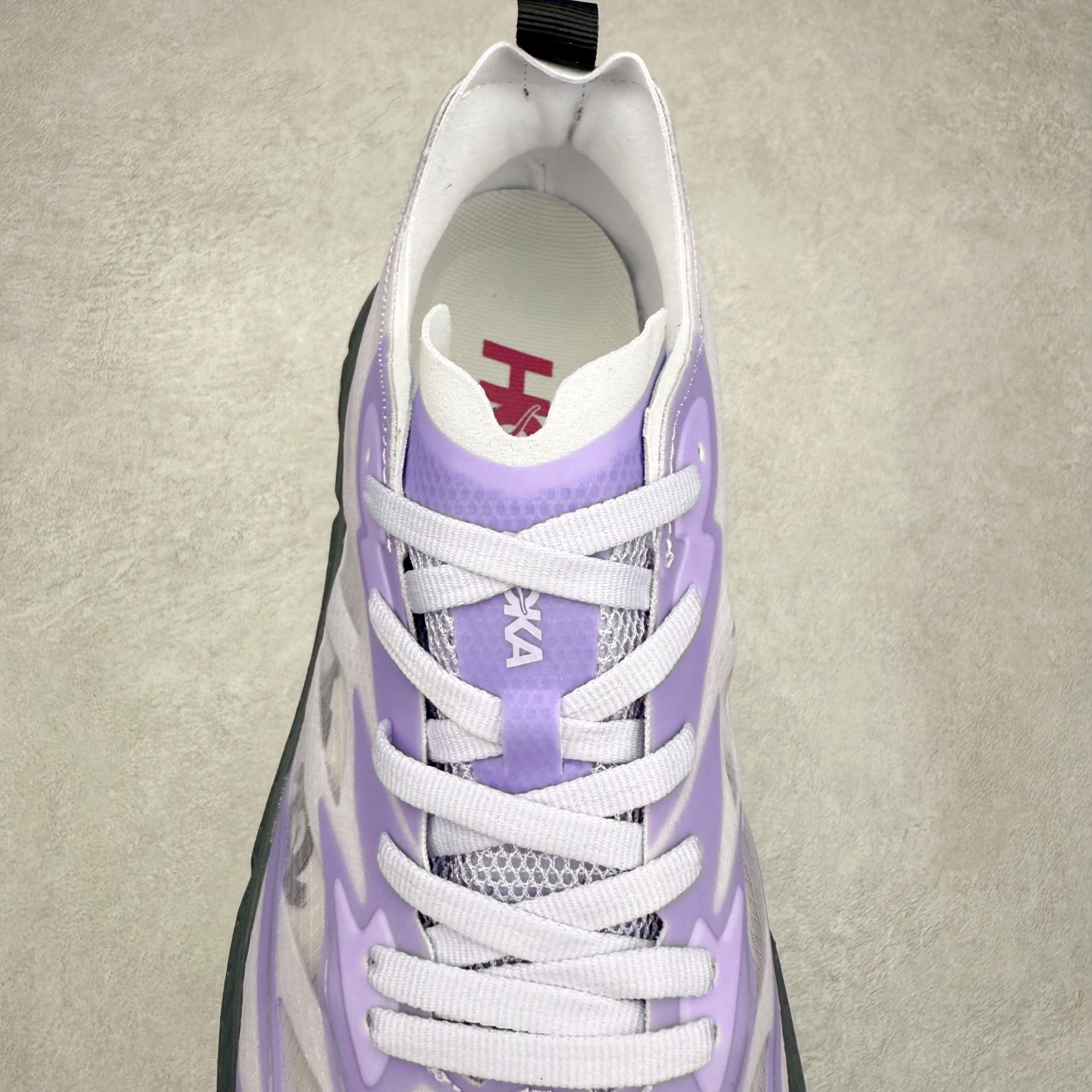 图片[5]-Satisfy x HOKA ONE ONE 百搭简约防滑耐磨低帮跑步鞋 联名配色 球鞋继承了HOKA的经典越野鞋型MAFATE SPEED 4的设计，更在此基础上进行了创新和提升，使得它既适合户外越野跑，又充满了时尚潮流的元素。它的半透明鞋面设计，不仅让鞋身看起来更加轻便，而且提供了良好的透气性。而保护性的防撕裂尼龙面料，则确保了在复杂地形中的耐用性。这样的设计，让人在享受奔跑的同时，也能感受到鞋底带来的舒适。双层ProFly™中底的使用，是这款鞋的另一个亮点。这种中底材质，提供了卓越的缓震性能，无论是在崎岖的山路上，还是在平坦的道路上，都能给跑者带来稳定的支撑。而VIBRAM MEGAGRIP®及LITEBASE®大底的搭载，更是让这款鞋在保持高抓地力的同时，减轻了鞋底的重量，使得每一步跑动都轻盈如飞。尺码：36 36.5 37.5 38 38.5 39 40 40.5 41 42 42.5 43 44 44.5 45 46-选品中心