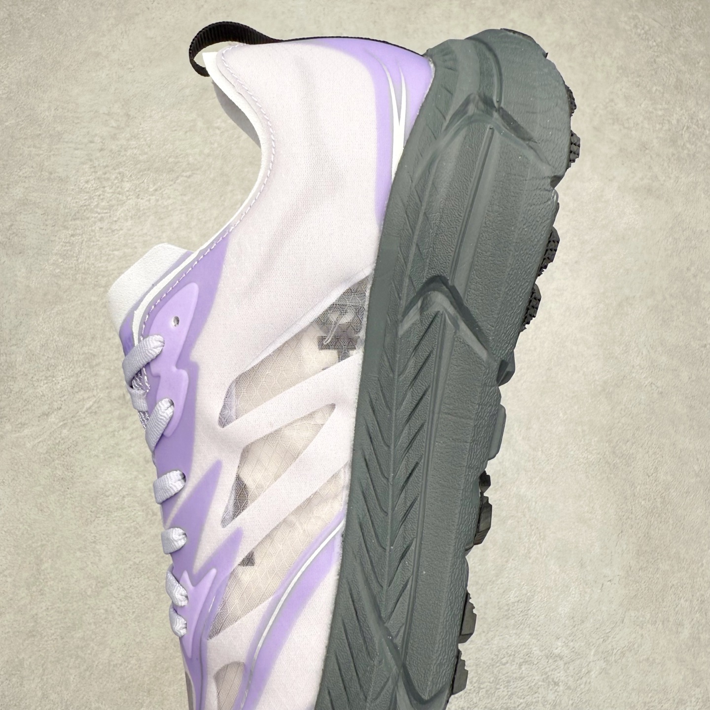 图片[7]-Satisfy x HOKA ONE ONE 百搭简约防滑耐磨低帮跑步鞋 联名配色 球鞋继承了HOKA的经典越野鞋型MAFATE SPEED 4的设计，更在此基础上进行了创新和提升，使得它既适合户外越野跑，又充满了时尚潮流的元素。它的半透明鞋面设计，不仅让鞋身看起来更加轻便，而且提供了良好的透气性。而保护性的防撕裂尼龙面料，则确保了在复杂地形中的耐用性。这样的设计，让人在享受奔跑的同时，也能感受到鞋底带来的舒适。双层ProFly™中底的使用，是这款鞋的另一个亮点。这种中底材质，提供了卓越的缓震性能，无论是在崎岖的山路上，还是在平坦的道路上，都能给跑者带来稳定的支撑。而VIBRAM MEGAGRIP®及LITEBASE®大底的搭载，更是让这款鞋在保持高抓地力的同时，减轻了鞋底的重量，使得每一步跑动都轻盈如飞。尺码：36 36.5 37.5 38 38.5 39 40 40.5 41 42 42.5 43 44 44.5 45 46-选品中心