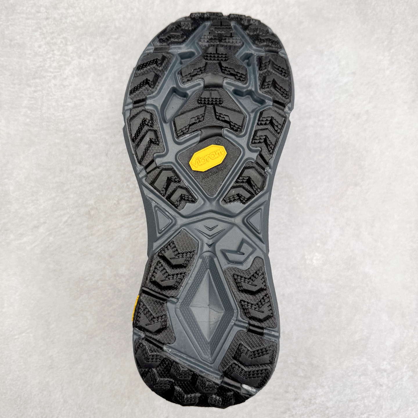 图片[9]-Satisfy x HOKA ONE ONE 百搭简约防滑耐磨低帮跑步鞋 联名配色 球鞋继承了HOKA的经典越野鞋型MAFATE SPEED 4的设计，更在此基础上进行了创新和提升，使得它既适合户外越野跑，又充满了时尚潮流的元素。它的半透明鞋面设计，不仅让鞋身看起来更加轻便，而且提供了良好的透气性。而保护性的防撕裂尼龙面料，则确保了在复杂地形中的耐用性。这样的设计，让人在享受奔跑的同时，也能感受到鞋底带来的舒适。双层ProFly™中底的使用，是这款鞋的另一个亮点。这种中底材质，提供了卓越的缓震性能，无论是在崎岖的山路上，还是在平坦的道路上，都能给跑者带来稳定的支撑。而VIBRAM MEGAGRIP®及LITEBASE®大底的搭载，更是让这款鞋在保持高抓地力的同时，减轻了鞋底的重量，使得每一步跑动都轻盈如飞。尺码：36 36.5 37.5 38 38.5 39 40 40.5 41 42 42.5 43 44 44.5 45 46-选品中心