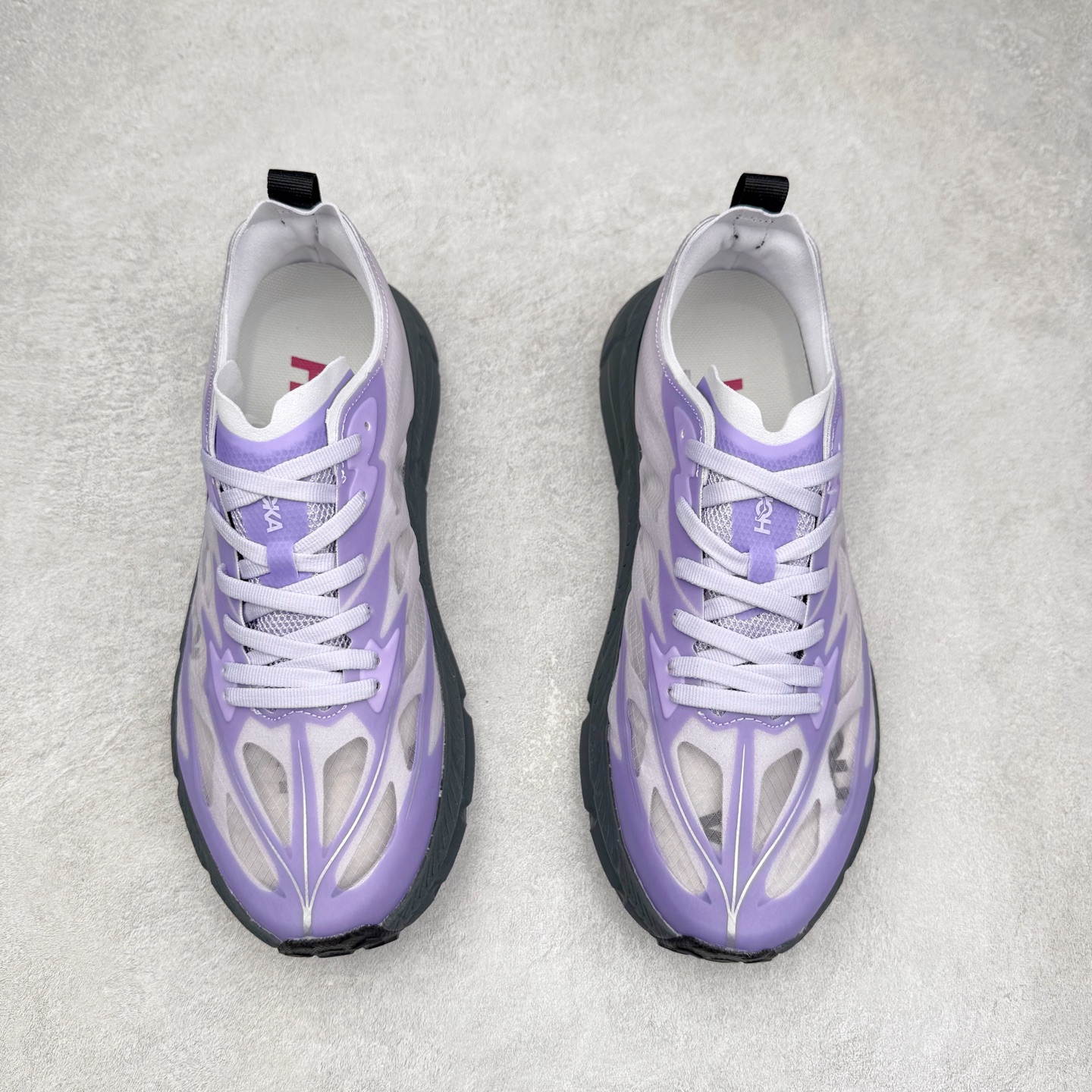 图片[2]-Satisfy x HOKA ONE ONE 百搭简约防滑耐磨低帮跑步鞋 联名配色 球鞋继承了HOKA的经典越野鞋型MAFATE SPEED 4的设计，更在此基础上进行了创新和提升，使得它既适合户外越野跑，又充满了时尚潮流的元素。它的半透明鞋面设计，不仅让鞋身看起来更加轻便，而且提供了良好的透气性。而保护性的防撕裂尼龙面料，则确保了在复杂地形中的耐用性。这样的设计，让人在享受奔跑的同时，也能感受到鞋底带来的舒适。双层ProFly™中底的使用，是这款鞋的另一个亮点。这种中底材质，提供了卓越的缓震性能，无论是在崎岖的山路上，还是在平坦的道路上，都能给跑者带来稳定的支撑。而VIBRAM MEGAGRIP®及LITEBASE®大底的搭载，更是让这款鞋在保持高抓地力的同时，减轻了鞋底的重量，使得每一步跑动都轻盈如飞。尺码：36 36.5 37.5 38 38.5 39 40 40.5 41 42 42.5 43 44 44.5 45 46-选品中心