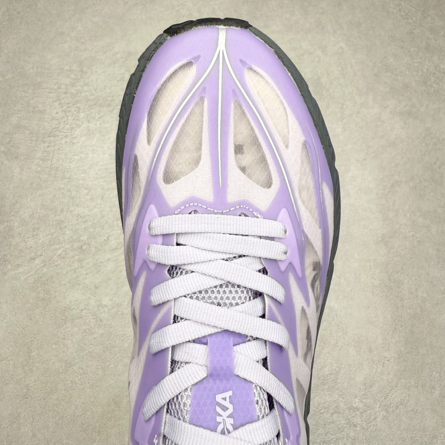 图片[4]-Satisfy x HOKA ONE ONE 百搭简约防滑耐磨低帮跑步鞋 联名配色 球鞋继承了HOKA的经典越野鞋型MAFATE SPEED 4的设计，更在此基础上进行了创新和提升，使得它既适合户外越野跑，又充满了时尚潮流的元素。它的半透明鞋面设计，不仅让鞋身看起来更加轻便，而且提供了良好的透气性。而保护性的防撕裂尼龙面料，则确保了在复杂地形中的耐用性。这样的设计，让人在享受奔跑的同时，也能感受到鞋底带来的舒适。双层ProFly™中底的使用，是这款鞋的另一个亮点。这种中底材质，提供了卓越的缓震性能，无论是在崎岖的山路上，还是在平坦的道路上，都能给跑者带来稳定的支撑。而VIBRAM MEGAGRIP®及LITEBASE®大底的搭载，更是让这款鞋在保持高抓地力的同时，减轻了鞋底的重量，使得每一步跑动都轻盈如飞。尺码：36 36.5 37.5 38 38.5 39 40 40.5 41 42 42.5 43 44 44.5 45 46-选品中心