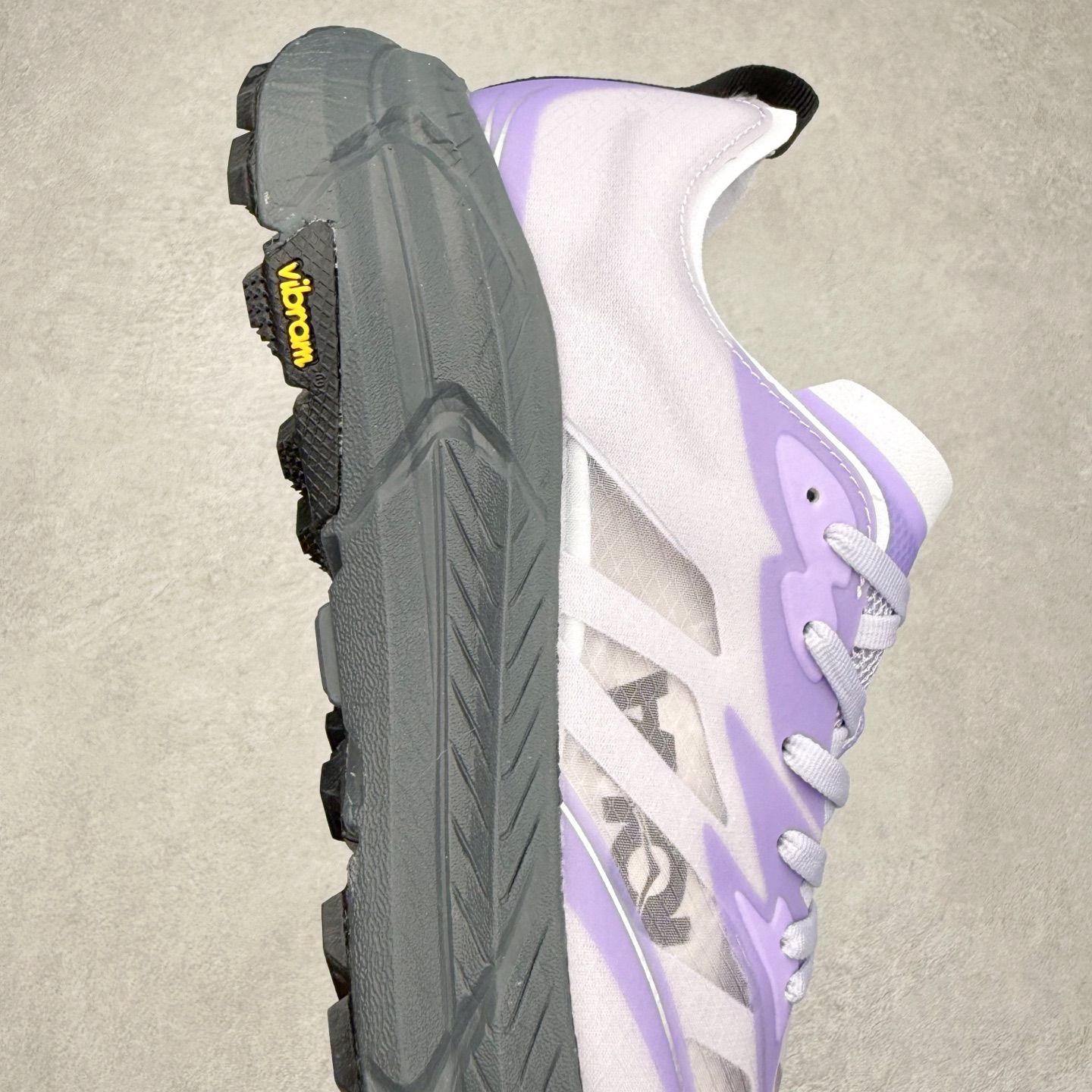 图片[6]-Satisfy x HOKA ONE ONE 百搭简约防滑耐磨低帮跑步鞋 联名配色 球鞋继承了HOKA的经典越野鞋型MAFATE SPEED 4的设计，更在此基础上进行了创新和提升，使得它既适合户外越野跑，又充满了时尚潮流的元素。它的半透明鞋面设计，不仅让鞋身看起来更加轻便，而且提供了良好的透气性。而保护性的防撕裂尼龙面料，则确保了在复杂地形中的耐用性。这样的设计，让人在享受奔跑的同时，也能感受到鞋底带来的舒适。双层ProFly™中底的使用，是这款鞋的另一个亮点。这种中底材质，提供了卓越的缓震性能，无论是在崎岖的山路上，还是在平坦的道路上，都能给跑者带来稳定的支撑。而VIBRAM MEGAGRIP®及LITEBASE®大底的搭载，更是让这款鞋在保持高抓地力的同时，减轻了鞋底的重量，使得每一步跑动都轻盈如飞。尺码：36 36.5 37.5 38 38.5 39 40 40.5 41 42 42.5 43 44 44.5 45 46-选品中心