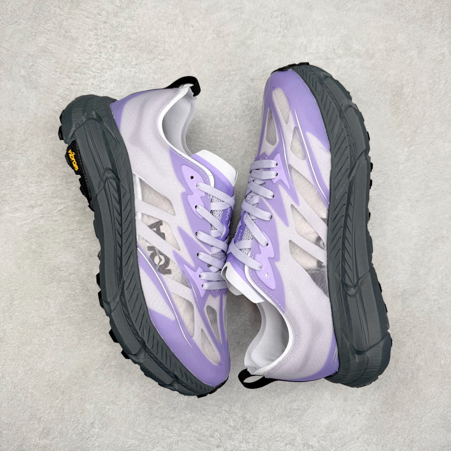 图片[3]-Satisfy x HOKA ONE ONE 百搭简约防滑耐磨低帮跑步鞋 联名配色 球鞋继承了HOKA的经典越野鞋型MAFATE SPEED 4的设计，更在此基础上进行了创新和提升，使得它既适合户外越野跑，又充满了时尚潮流的元素。它的半透明鞋面设计，不仅让鞋身看起来更加轻便，而且提供了良好的透气性。而保护性的防撕裂尼龙面料，则确保了在复杂地形中的耐用性。这样的设计，让人在享受奔跑的同时，也能感受到鞋底带来的舒适。双层ProFly™中底的使用，是这款鞋的另一个亮点。这种中底材质，提供了卓越的缓震性能，无论是在崎岖的山路上，还是在平坦的道路上，都能给跑者带来稳定的支撑。而VIBRAM MEGAGRIP®及LITEBASE®大底的搭载，更是让这款鞋在保持高抓地力的同时，减轻了鞋底的重量，使得每一步跑动都轻盈如飞。尺码：36 36.5 37.5 38 38.5 39 40 40.5 41 42 42.5 43 44 44.5 45 46-选品中心