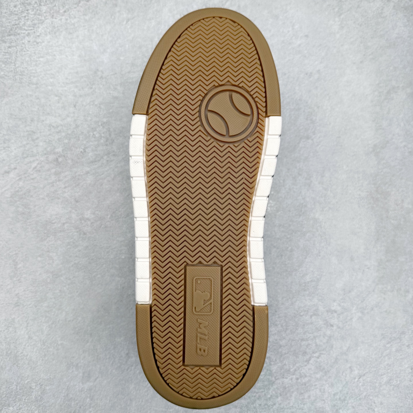 图片[9]-MLB Chunky Liner Basic 复古印花学长鞋系列低帮轻量增高厚底百搭休闲运动慢跑鞋板鞋 Korea韩国联名NY美国榄球纽约洋基队限定 韩国代购专供 全套原楦原纸板原厂数据开发 正确中底拉帮中底网布细节 平台代购专供 左脚内置芯片 韩国代购吊牌标贴 独家一比一RB+MD组合大底 高频后跟小人Logo精准对位立体饱满 正确网布加超迁鞋面 转印中底走线紧密 转印Logo工艺表层防刮不掉色 尺码：35 36 36.5 37.5 38 38.5 39 40 40.5 41 42 42.5 43 44 45-选品中心