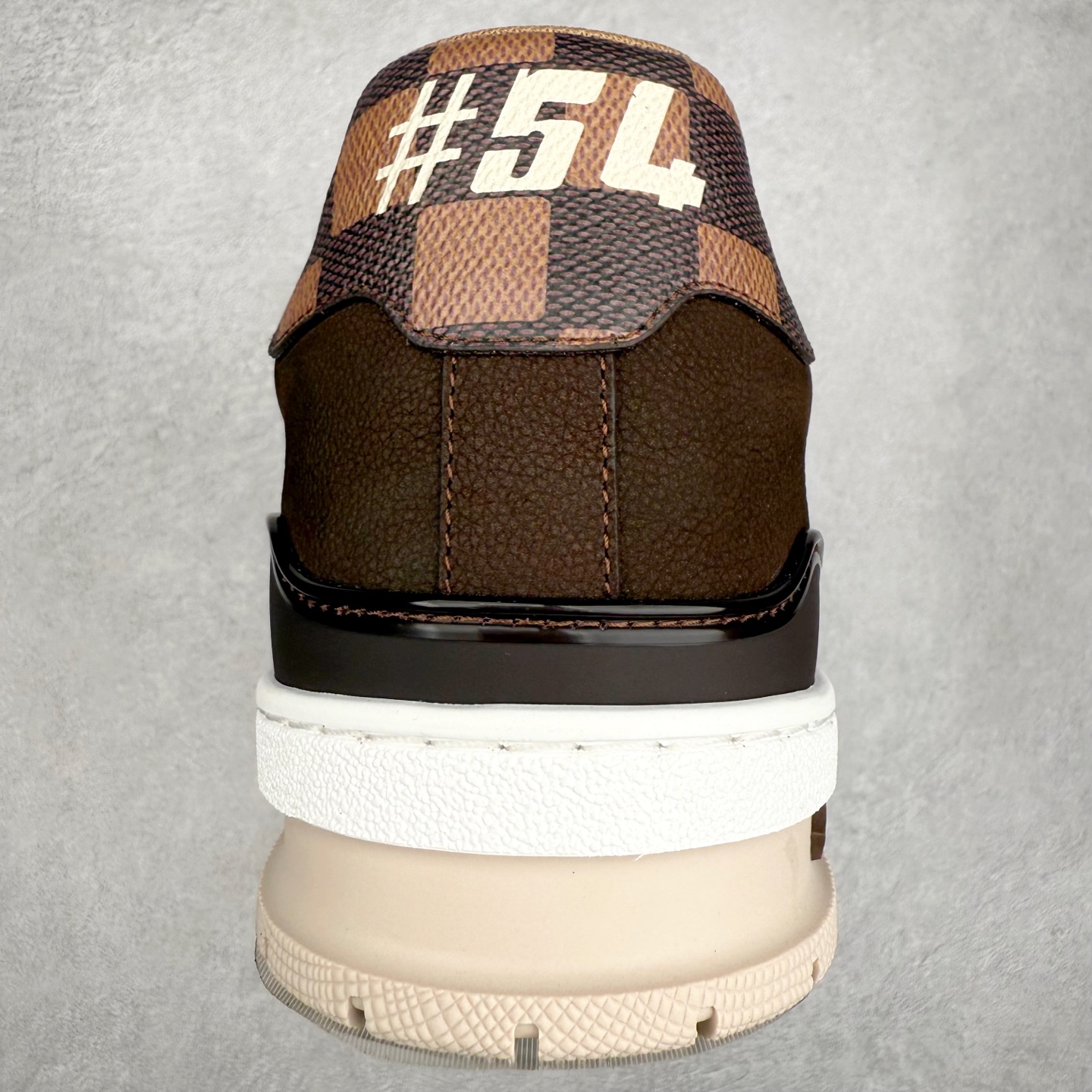 图片[8]-Louis Vuitton Trainer lv时装走秀运动鞋 完美鞋型超高的清洁度 零毛边线头瑕疵 全套原楦原纸版原鞋开模 全网最具灵魂的版型 正确原装黄色鞋盒 正确中底印花 鞋面印花3D高频深度立体 全鞋电脑针车 紧密相连 针距密度一致 环保乳胶注塑鞋垫 厚度脚感还原原版 皮面裁剪部位 统一油边封口工艺 原装橡胶大底含胶量大底组合零偏差 专柜全套包装 防尘袋 说明书 质保卡 男女鞋 尺码：35 36 37 38 39 40 41 42 43 44 45-选品中心