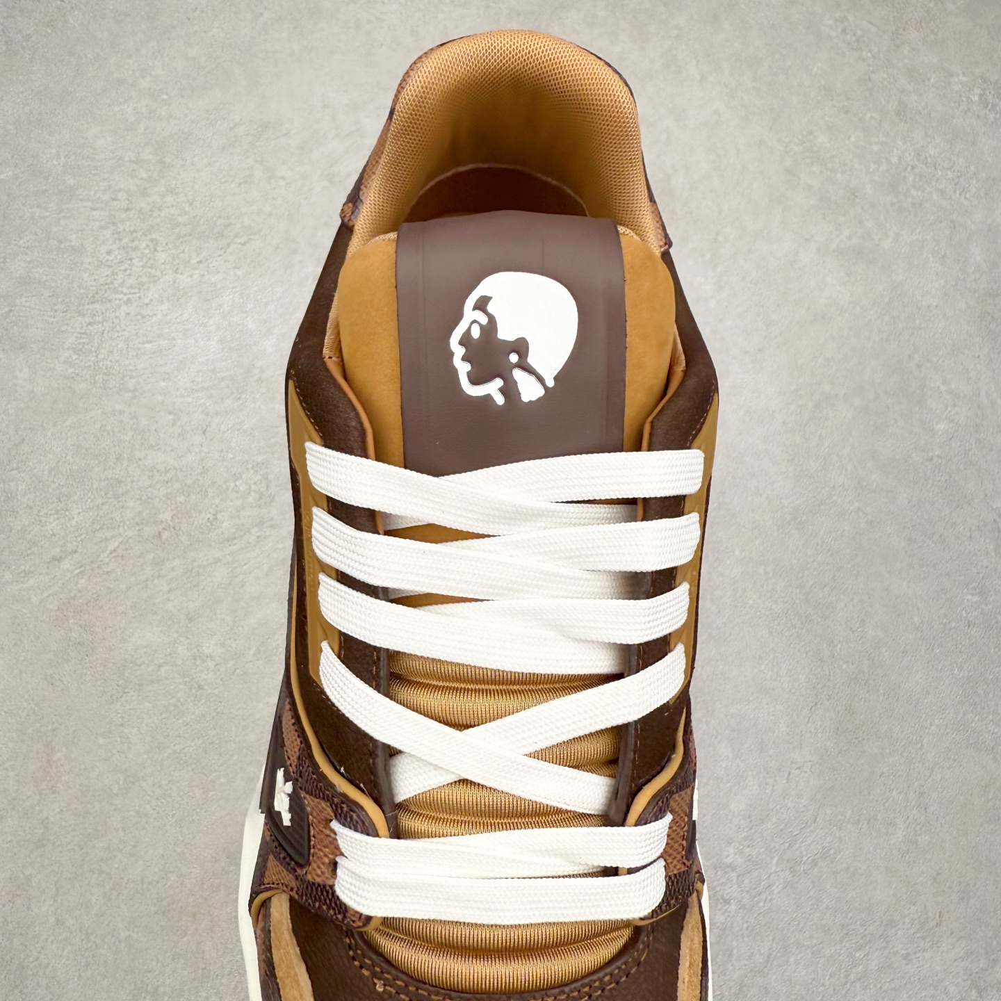 图片[5]-Louis Vuitton Trainer lv时装走秀运动鞋 完美鞋型超高的清洁度 零毛边线头瑕疵 全套原楦原纸版原鞋开模 全网最具灵魂的版型 正确原装黄色鞋盒 正确中底印花 鞋面印花3D高频深度立体 全鞋电脑针车 紧密相连 针距密度一致 环保乳胶注塑鞋垫 厚度脚感还原原版 皮面裁剪部位 统一油边封口工艺 原装橡胶大底含胶量大底组合零偏差 专柜全套包装 防尘袋 说明书 质保卡 男女鞋 尺码：35 36 37 38 39 40 41 42 43 44 45-选品中心