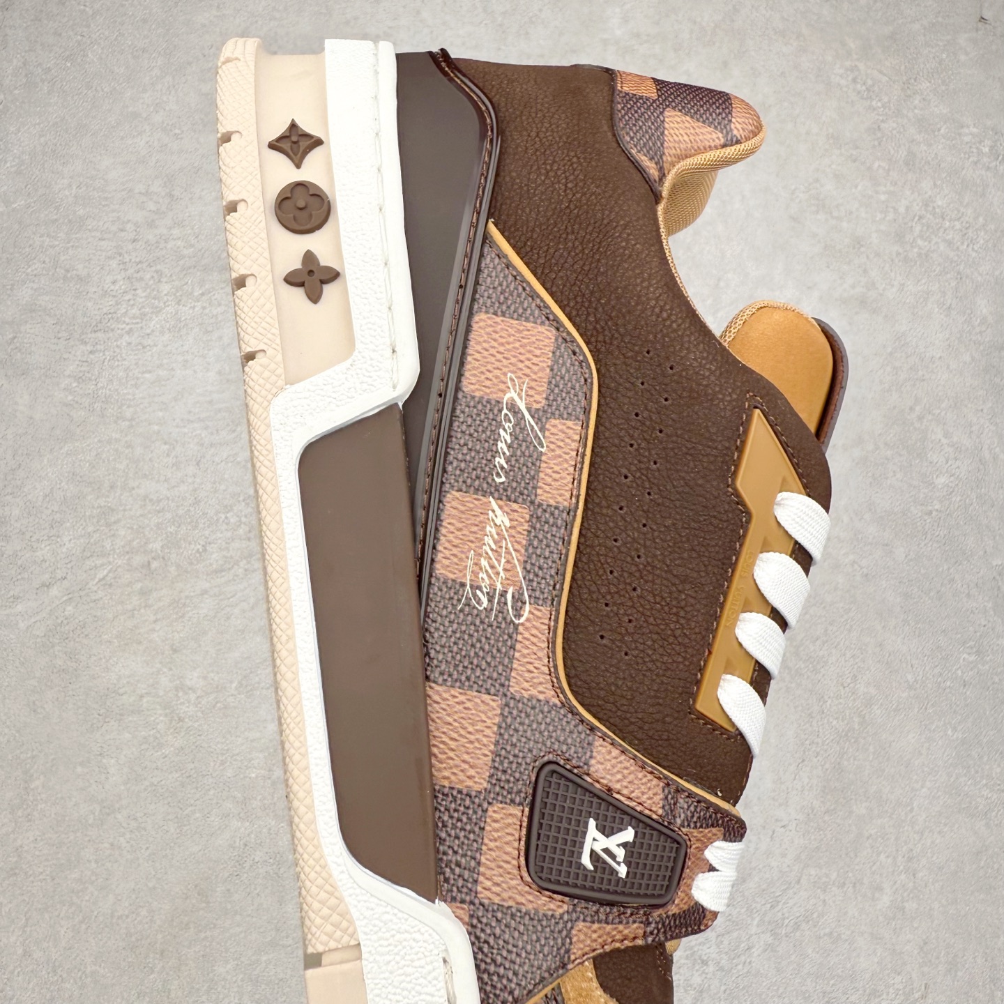 图片[6]-Louis Vuitton Trainer lv时装走秀运动鞋 完美鞋型超高的清洁度 零毛边线头瑕疵 全套原楦原纸版原鞋开模 全网最具灵魂的版型 正确原装黄色鞋盒 正确中底印花 鞋面印花3D高频深度立体 全鞋电脑针车 紧密相连 针距密度一致 环保乳胶注塑鞋垫 厚度脚感还原原版 皮面裁剪部位 统一油边封口工艺 原装橡胶大底含胶量大底组合零偏差 专柜全套包装 防尘袋 说明书 质保卡 男女鞋 尺码：35 36 37 38 39 40 41 42 43 44 45-选品中心