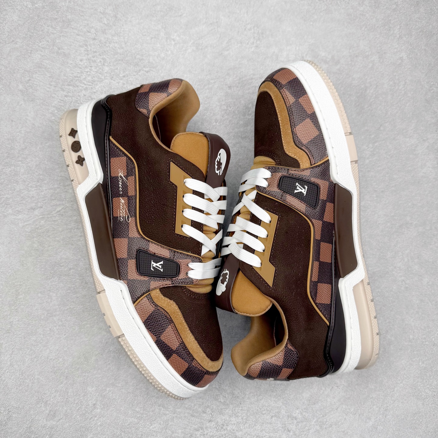 图片[3]-Louis Vuitton Trainer lv时装走秀运动鞋 完美鞋型超高的清洁度 零毛边线头瑕疵 全套原楦原纸版原鞋开模 全网最具灵魂的版型 正确原装黄色鞋盒 正确中底印花 鞋面印花3D高频深度立体 全鞋电脑针车 紧密相连 针距密度一致 环保乳胶注塑鞋垫 厚度脚感还原原版 皮面裁剪部位 统一油边封口工艺 原装橡胶大底含胶量大底组合零偏差 专柜全套包装 防尘袋 说明书 质保卡 男女鞋 尺码：35 36 37 38 39 40 41 42 43 44 45-选品中心