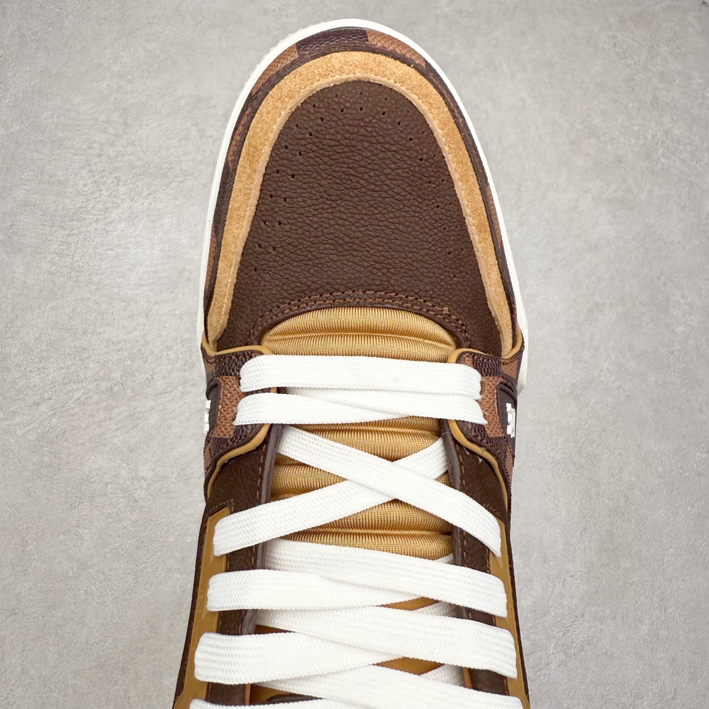 图片[4]-Louis Vuitton Trainer lv时装走秀运动鞋 完美鞋型超高的清洁度 零毛边线头瑕疵 全套原楦原纸版原鞋开模 全网最具灵魂的版型 正确原装黄色鞋盒 正确中底印花 鞋面印花3D高频深度立体 全鞋电脑针车 紧密相连 针距密度一致 环保乳胶注塑鞋垫 厚度脚感还原原版 皮面裁剪部位 统一油边封口工艺 原装橡胶大底含胶量大底组合零偏差 专柜全套包装 防尘袋 说明书 质保卡 男女鞋 尺码：35 36 37 38 39 40 41 42 43 44 45-选品中心