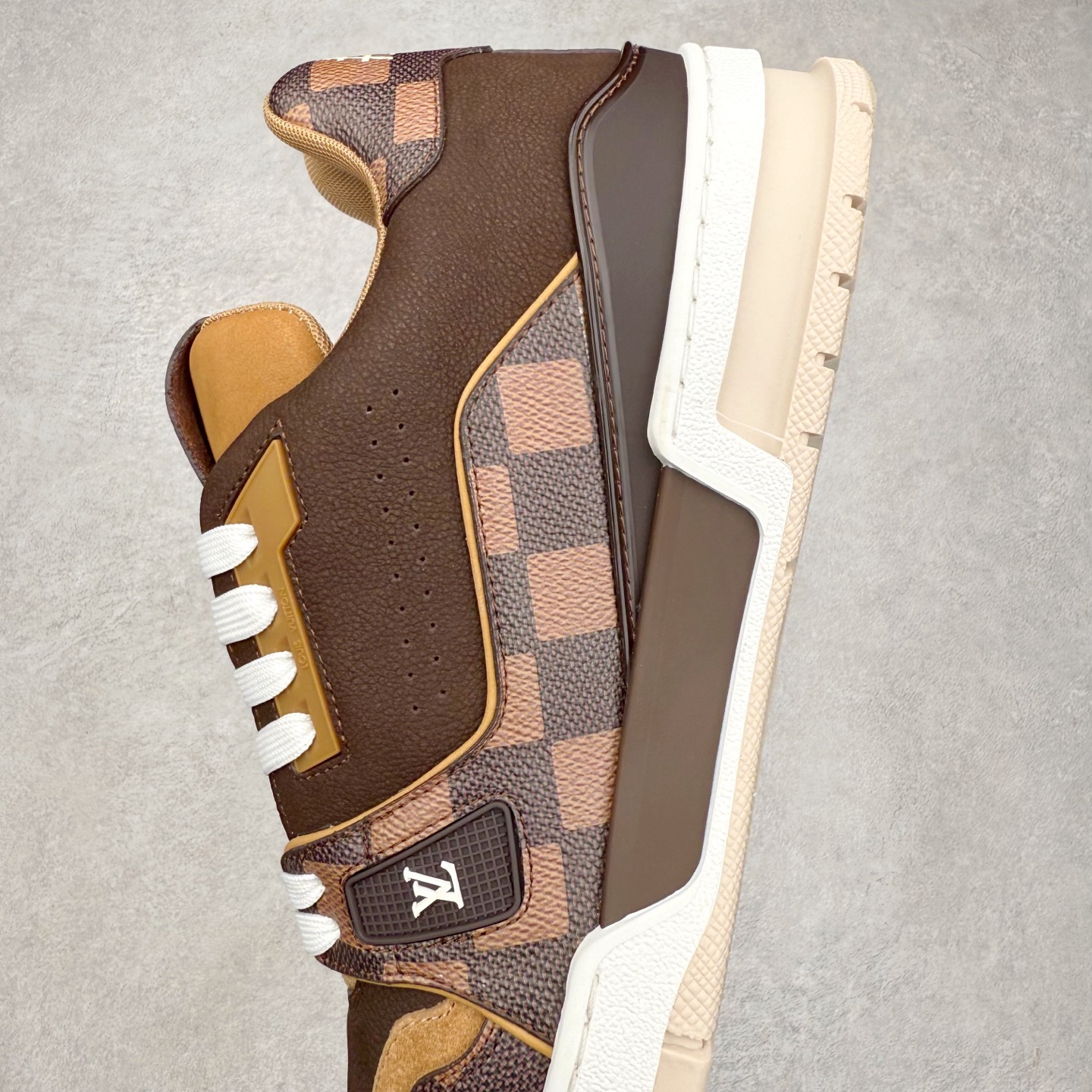 图片[7]-Louis Vuitton Trainer lv时装走秀运动鞋 完美鞋型超高的清洁度 零毛边线头瑕疵 全套原楦原纸版原鞋开模 全网最具灵魂的版型 正确原装黄色鞋盒 正确中底印花 鞋面印花3D高频深度立体 全鞋电脑针车 紧密相连 针距密度一致 环保乳胶注塑鞋垫 厚度脚感还原原版 皮面裁剪部位 统一油边封口工艺 原装橡胶大底含胶量大底组合零偏差 专柜全套包装 防尘袋 说明书 质保卡 男女鞋 尺码：35 36 37 38 39 40 41 42 43 44 45-选品中心