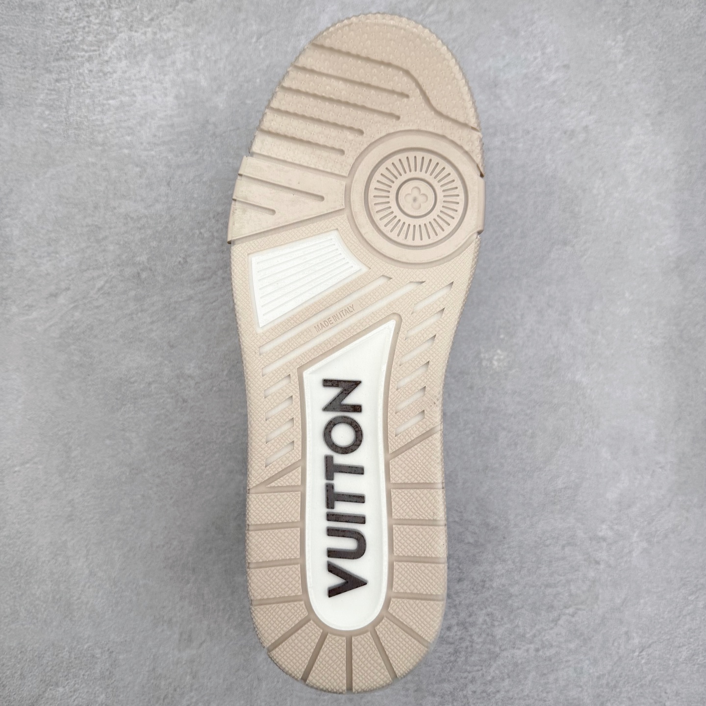 图片[9]-Louis Vuitton Trainer lv时装走秀运动鞋 完美鞋型超高的清洁度 零毛边线头瑕疵 全套原楦原纸版原鞋开模 全网最具灵魂的版型 正确原装黄色鞋盒 正确中底印花 鞋面印花3D高频深度立体 全鞋电脑针车 紧密相连 针距密度一致 环保乳胶注塑鞋垫 厚度脚感还原原版 皮面裁剪部位 统一油边封口工艺 原装橡胶大底含胶量大底组合零偏差 专柜全套包装 防尘袋 说明书 质保卡 男女鞋 尺码：35 36 37 38 39 40 41 42 43 44 45-选品中心