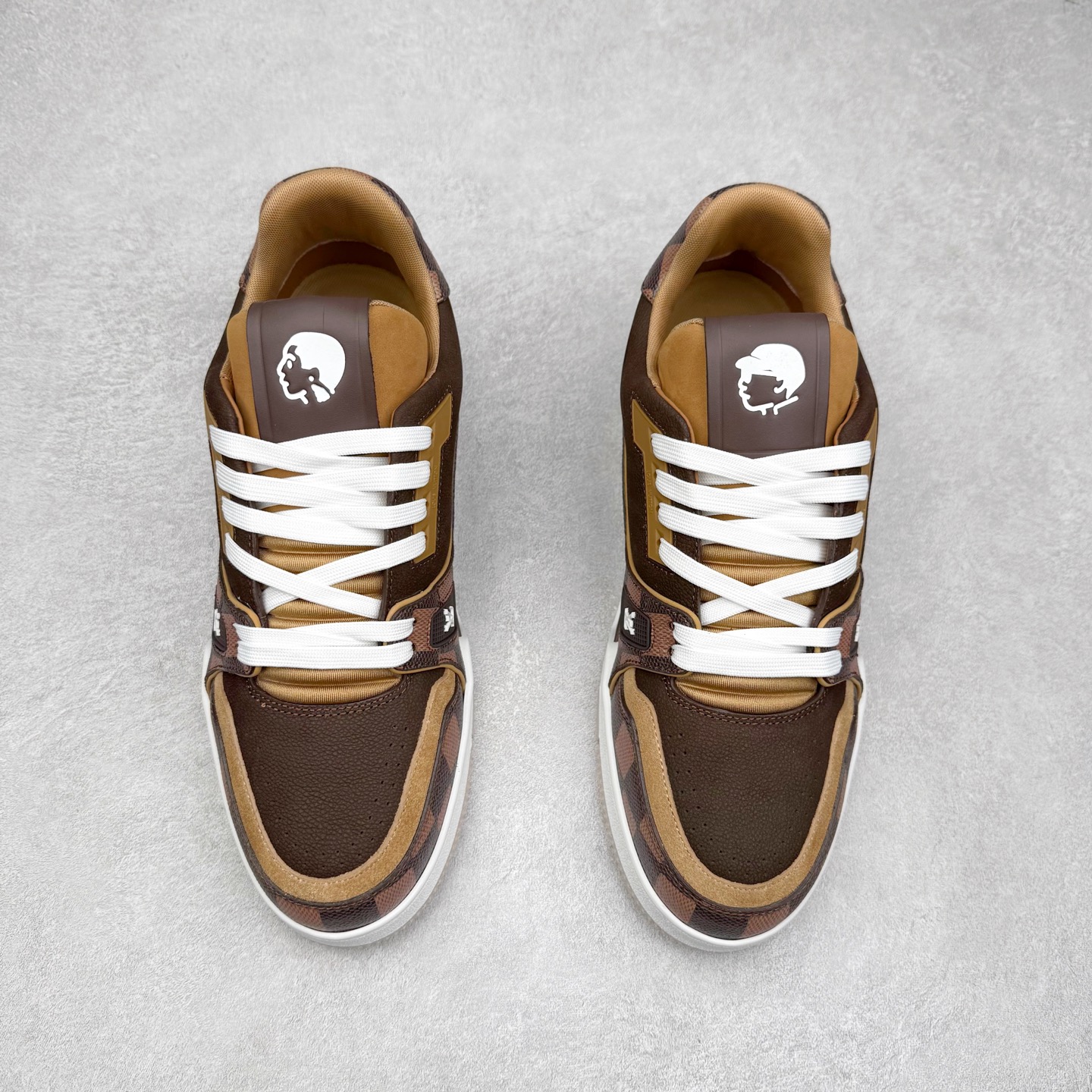 图片[2]-Louis Vuitton Trainer lv时装走秀运动鞋 完美鞋型超高的清洁度 零毛边线头瑕疵 全套原楦原纸版原鞋开模 全网最具灵魂的版型 正确原装黄色鞋盒 正确中底印花 鞋面印花3D高频深度立体 全鞋电脑针车 紧密相连 针距密度一致 环保乳胶注塑鞋垫 厚度脚感还原原版 皮面裁剪部位 统一油边封口工艺 原装橡胶大底含胶量大底组合零偏差 专柜全套包装 防尘袋 说明书 质保卡 男女鞋 尺码：35 36 37 38 39 40 41 42 43 44 45-选品中心