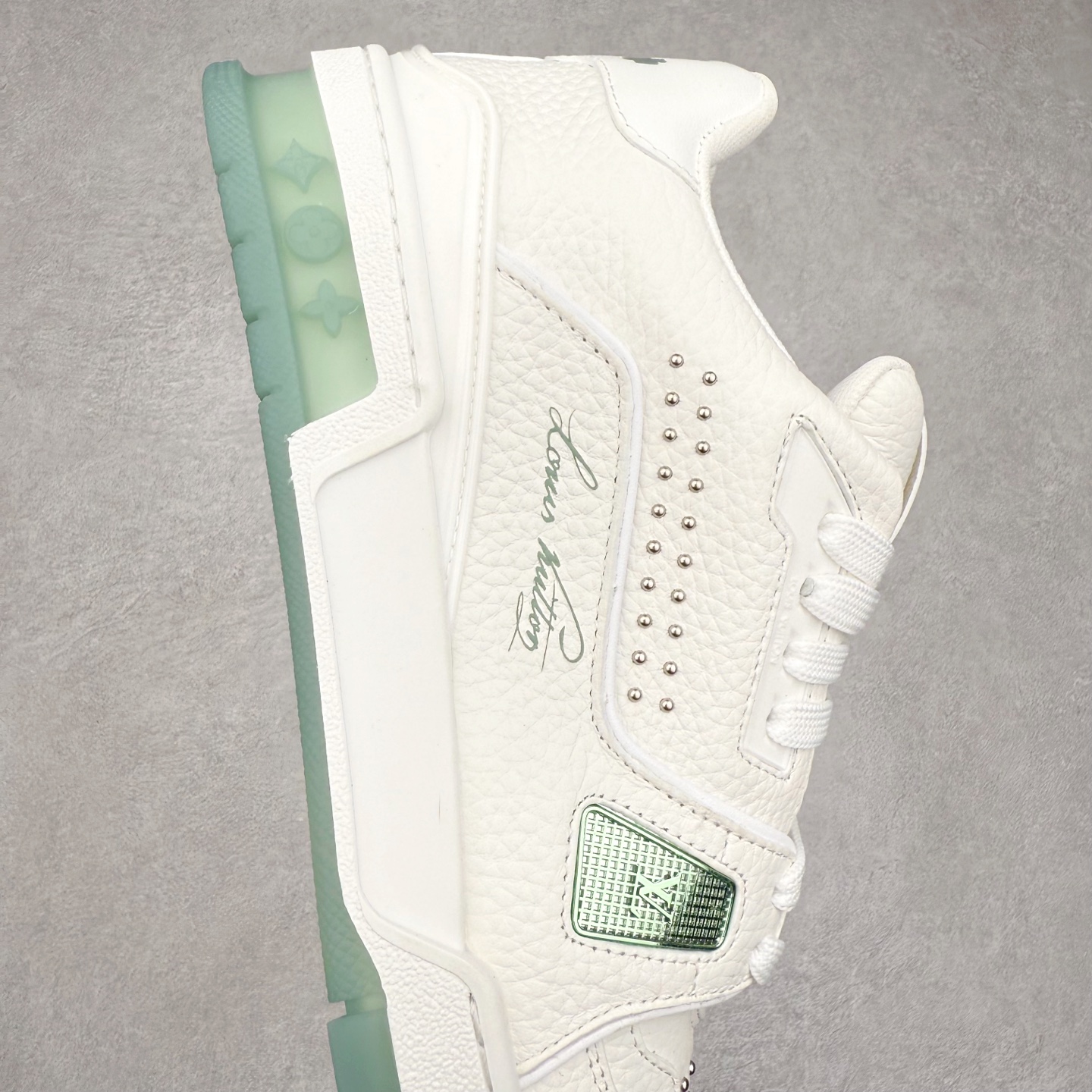 图片[6]-Louis Vuitton Trainer lv时装走秀运动鞋 完美鞋型超高的清洁度 零毛边线头瑕疵 全套原楦原纸版原鞋开模 全网最具灵魂的版型 正确原装黄色鞋盒 正确中底印花 鞋面印花3D高频深度立体 全鞋电脑针车 紧密相连 针距密度一致 环保乳胶注塑鞋垫 厚度脚感还原原版 皮面裁剪部位 统一油边封口工艺 原装橡胶大底含胶量大底组合零偏差 专柜全套包装 防尘袋 说明书 质保卡 男女鞋 尺码：35 36 37 38 39 40 41 42 43 44 45-选品中心