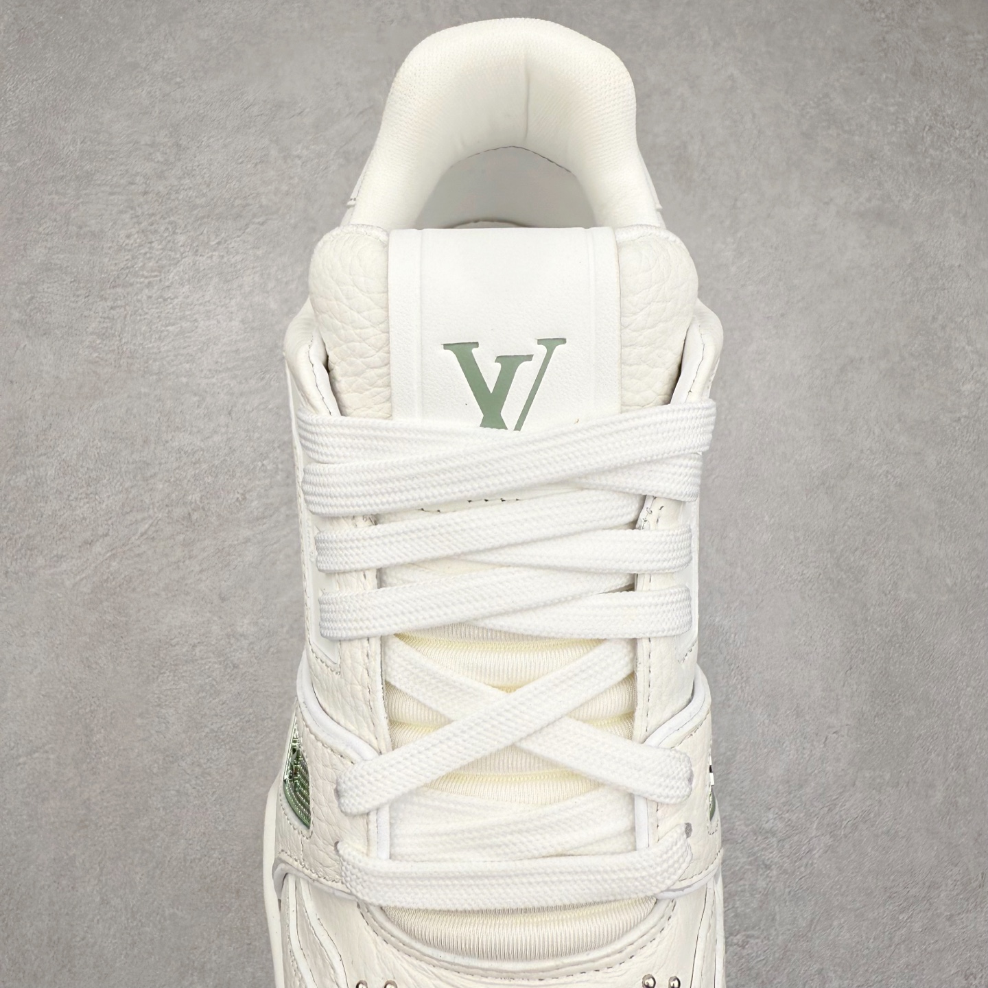 图片[5]-Louis Vuitton Trainer lv时装走秀运动鞋 完美鞋型超高的清洁度 零毛边线头瑕疵 全套原楦原纸版原鞋开模 全网最具灵魂的版型 正确原装黄色鞋盒 正确中底印花 鞋面印花3D高频深度立体 全鞋电脑针车 紧密相连 针距密度一致 环保乳胶注塑鞋垫 厚度脚感还原原版 皮面裁剪部位 统一油边封口工艺 原装橡胶大底含胶量大底组合零偏差 专柜全套包装 防尘袋 说明书 质保卡 男女鞋 尺码：35 36 37 38 39 40 41 42 43 44 45-选品中心