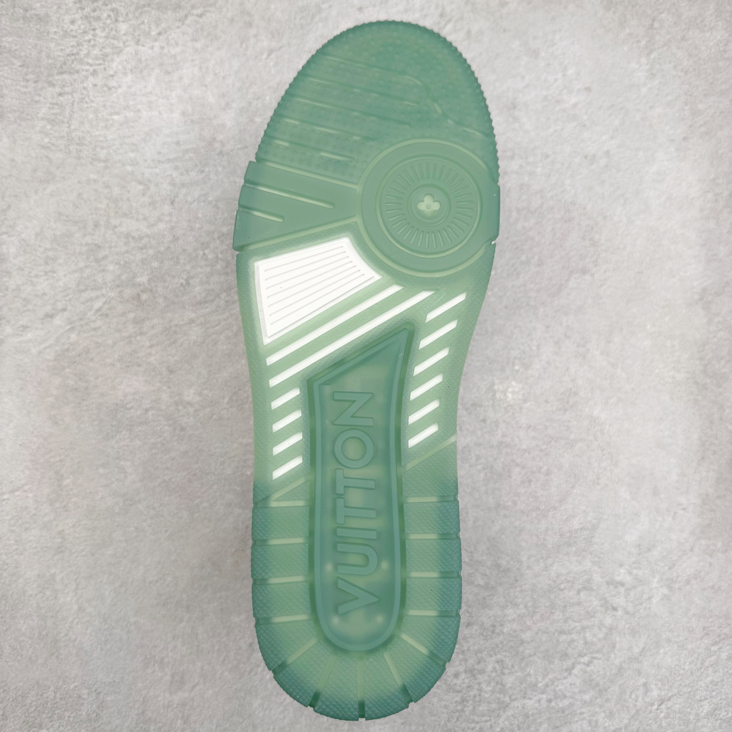 图片[9]-Louis Vuitton Trainer lv时装走秀运动鞋 完美鞋型超高的清洁度 零毛边线头瑕疵 全套原楦原纸版原鞋开模 全网最具灵魂的版型 正确原装黄色鞋盒 正确中底印花 鞋面印花3D高频深度立体 全鞋电脑针车 紧密相连 针距密度一致 环保乳胶注塑鞋垫 厚度脚感还原原版 皮面裁剪部位 统一油边封口工艺 原装橡胶大底含胶量大底组合零偏差 专柜全套包装 防尘袋 说明书 质保卡 男女鞋 尺码：35 36 37 38 39 40 41 42 43 44 45-选品中心