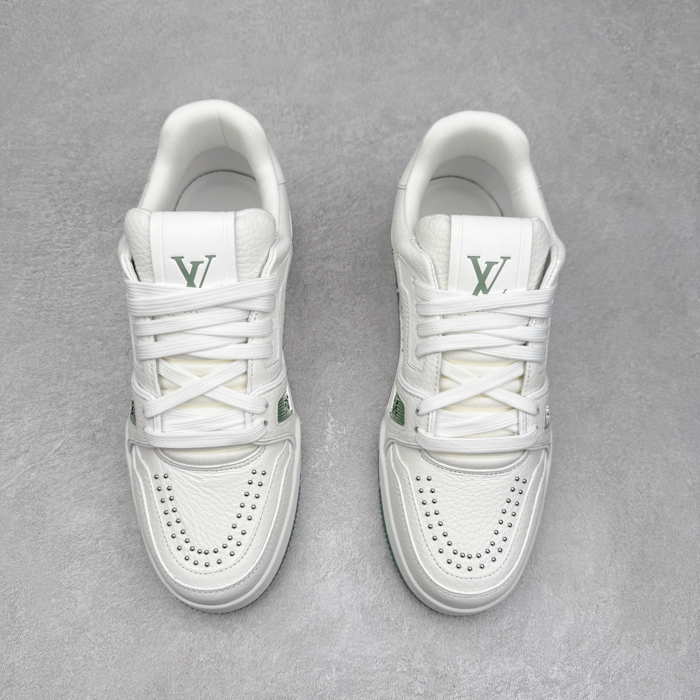 图片[2]-Louis Vuitton Trainer lv时装走秀运动鞋 完美鞋型超高的清洁度 零毛边线头瑕疵 全套原楦原纸版原鞋开模 全网最具灵魂的版型 正确原装黄色鞋盒 正确中底印花 鞋面印花3D高频深度立体 全鞋电脑针车 紧密相连 针距密度一致 环保乳胶注塑鞋垫 厚度脚感还原原版 皮面裁剪部位 统一油边封口工艺 原装橡胶大底含胶量大底组合零偏差 专柜全套包装 防尘袋 说明书 质保卡 男女鞋 尺码：35 36 37 38 39 40 41 42 43 44 45-选品中心