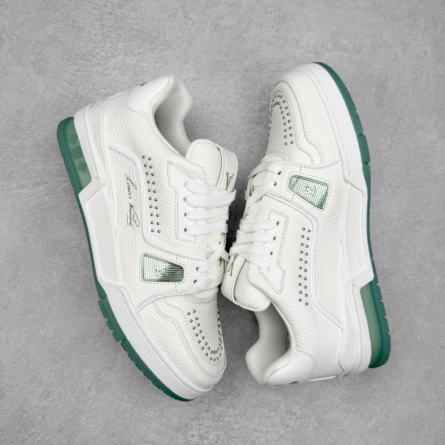 图片[3]-Louis Vuitton Trainer lv时装走秀运动鞋 完美鞋型超高的清洁度 零毛边线头瑕疵 全套原楦原纸版原鞋开模 全网最具灵魂的版型 正确原装黄色鞋盒 正确中底印花 鞋面印花3D高频深度立体 全鞋电脑针车 紧密相连 针距密度一致 环保乳胶注塑鞋垫 厚度脚感还原原版 皮面裁剪部位 统一油边封口工艺 原装橡胶大底含胶量大底组合零偏差 专柜全套包装 防尘袋 说明书 质保卡 男女鞋 尺码：35 36 37 38 39 40 41 42 43 44 45-选品中心