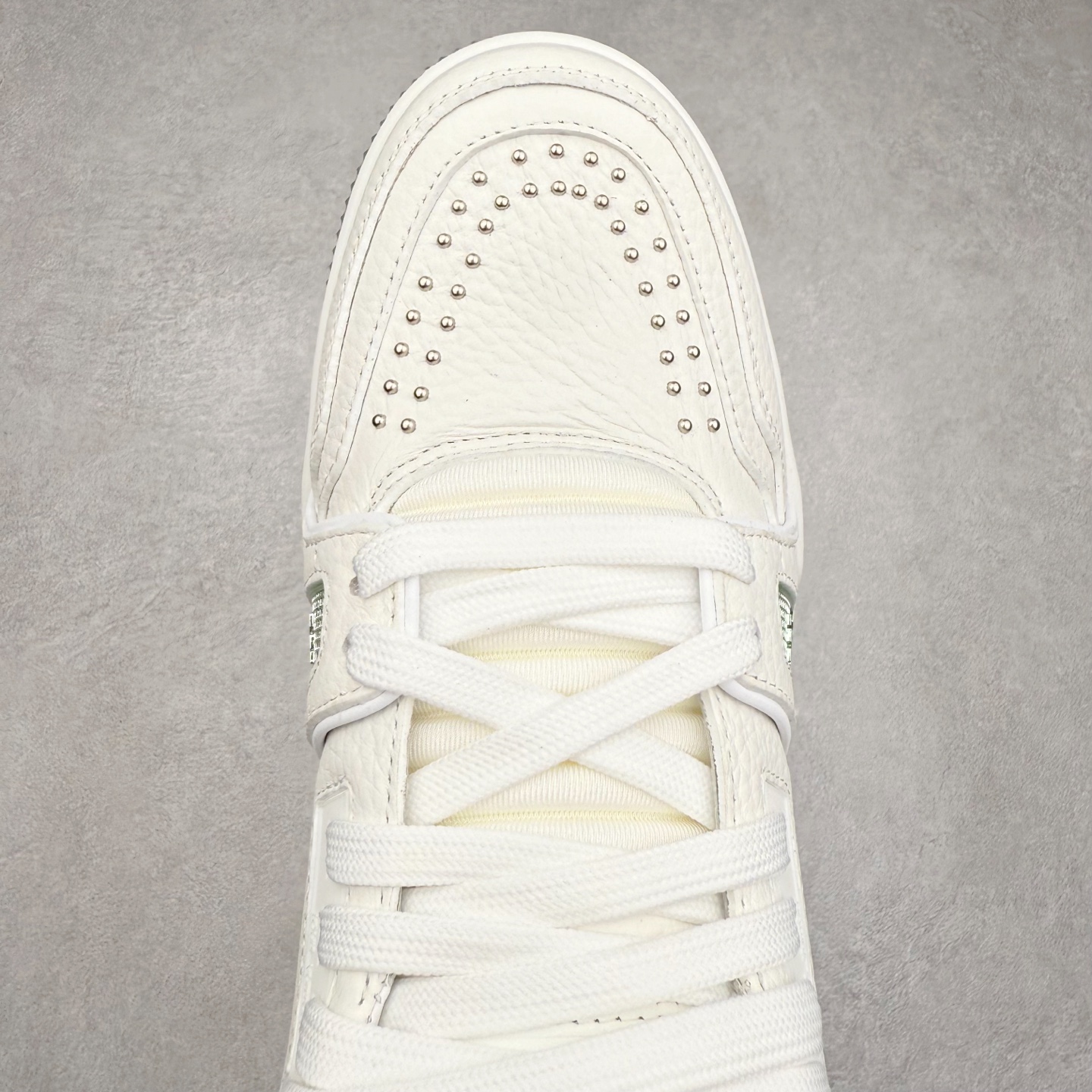 图片[4]-Louis Vuitton Trainer lv时装走秀运动鞋 完美鞋型超高的清洁度 零毛边线头瑕疵 全套原楦原纸版原鞋开模 全网最具灵魂的版型 正确原装黄色鞋盒 正确中底印花 鞋面印花3D高频深度立体 全鞋电脑针车 紧密相连 针距密度一致 环保乳胶注塑鞋垫 厚度脚感还原原版 皮面裁剪部位 统一油边封口工艺 原装橡胶大底含胶量大底组合零偏差 专柜全套包装 防尘袋 说明书 质保卡 男女鞋 尺码：35 36 37 38 39 40 41 42 43 44 45-选品中心