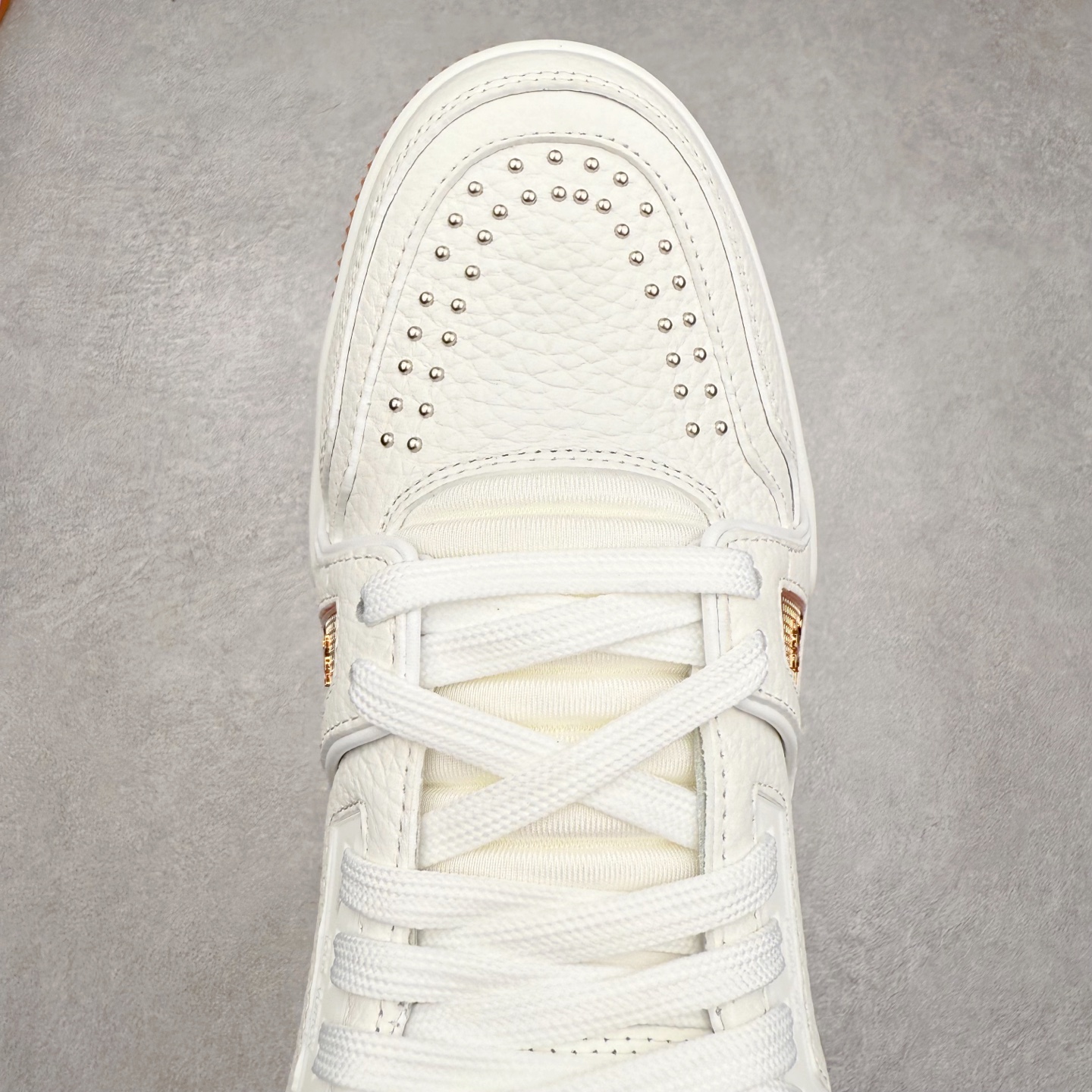 图片[4]-Louis Vuitton Trainer lv时装走秀运动鞋 完美鞋型超高的清洁度 零毛边线头瑕疵 全套原楦原纸版原鞋开模 全网最具灵魂的版型 正确原装黄色鞋盒 正确中底印花 鞋面印花3D高频深度立体 全鞋电脑针车 紧密相连 针距密度一致 环保乳胶注塑鞋垫 厚度脚感还原原版 皮面裁剪部位 统一油边封口工艺 原装橡胶大底含胶量大底组合零偏差 专柜全套包装 防尘袋 说明书 质保卡 男女鞋 尺码：35 36 37 38 39 40 41 42 43 44 45-选品中心