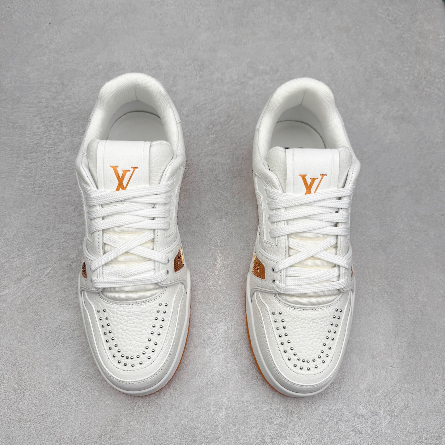 图片[2]-Louis Vuitton Trainer lv时装走秀运动鞋 完美鞋型超高的清洁度 零毛边线头瑕疵 全套原楦原纸版原鞋开模 全网最具灵魂的版型 正确原装黄色鞋盒 正确中底印花 鞋面印花3D高频深度立体 全鞋电脑针车 紧密相连 针距密度一致 环保乳胶注塑鞋垫 厚度脚感还原原版 皮面裁剪部位 统一油边封口工艺 原装橡胶大底含胶量大底组合零偏差 专柜全套包装 防尘袋 说明书 质保卡 男女鞋 尺码：35 36 37 38 39 40 41 42 43 44 45-选品中心