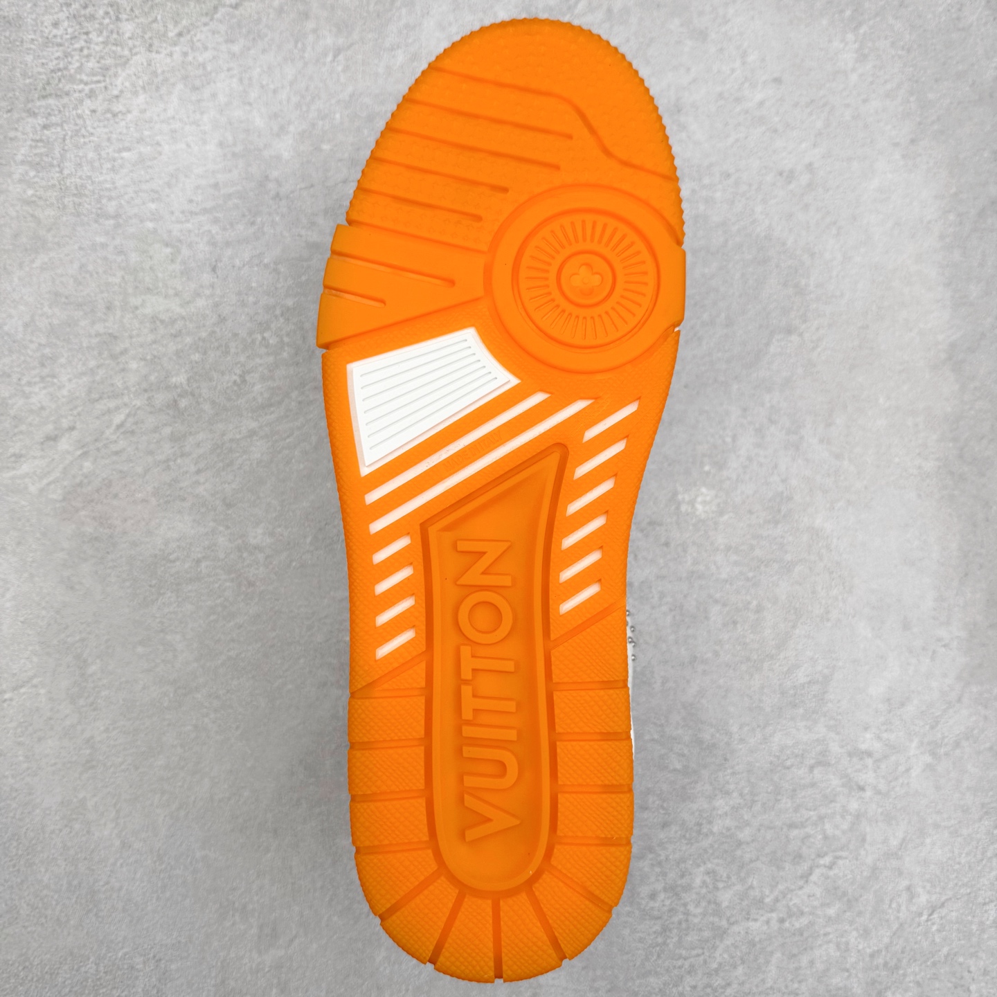 图片[9]-Louis Vuitton Trainer lv时装走秀运动鞋 完美鞋型超高的清洁度 零毛边线头瑕疵 全套原楦原纸版原鞋开模 全网最具灵魂的版型 正确原装黄色鞋盒 正确中底印花 鞋面印花3D高频深度立体 全鞋电脑针车 紧密相连 针距密度一致 环保乳胶注塑鞋垫 厚度脚感还原原版 皮面裁剪部位 统一油边封口工艺 原装橡胶大底含胶量大底组合零偏差 专柜全套包装 防尘袋 说明书 质保卡 男女鞋 尺码：35 36 37 38 39 40 41 42 43 44 45-选品中心