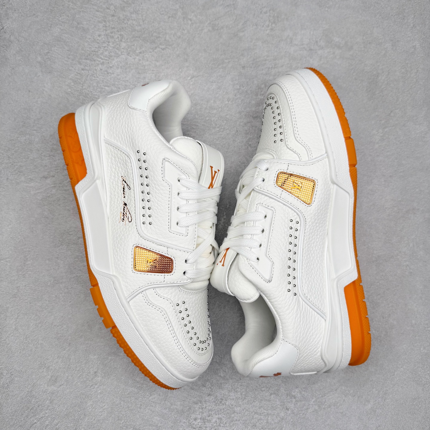 图片[3]-Louis Vuitton Trainer lv时装走秀运动鞋 完美鞋型超高的清洁度 零毛边线头瑕疵 全套原楦原纸版原鞋开模 全网最具灵魂的版型 正确原装黄色鞋盒 正确中底印花 鞋面印花3D高频深度立体 全鞋电脑针车 紧密相连 针距密度一致 环保乳胶注塑鞋垫 厚度脚感还原原版 皮面裁剪部位 统一油边封口工艺 原装橡胶大底含胶量大底组合零偏差 专柜全套包装 防尘袋 说明书 质保卡 男女鞋 尺码：35 36 37 38 39 40 41 42 43 44 45-选品中心