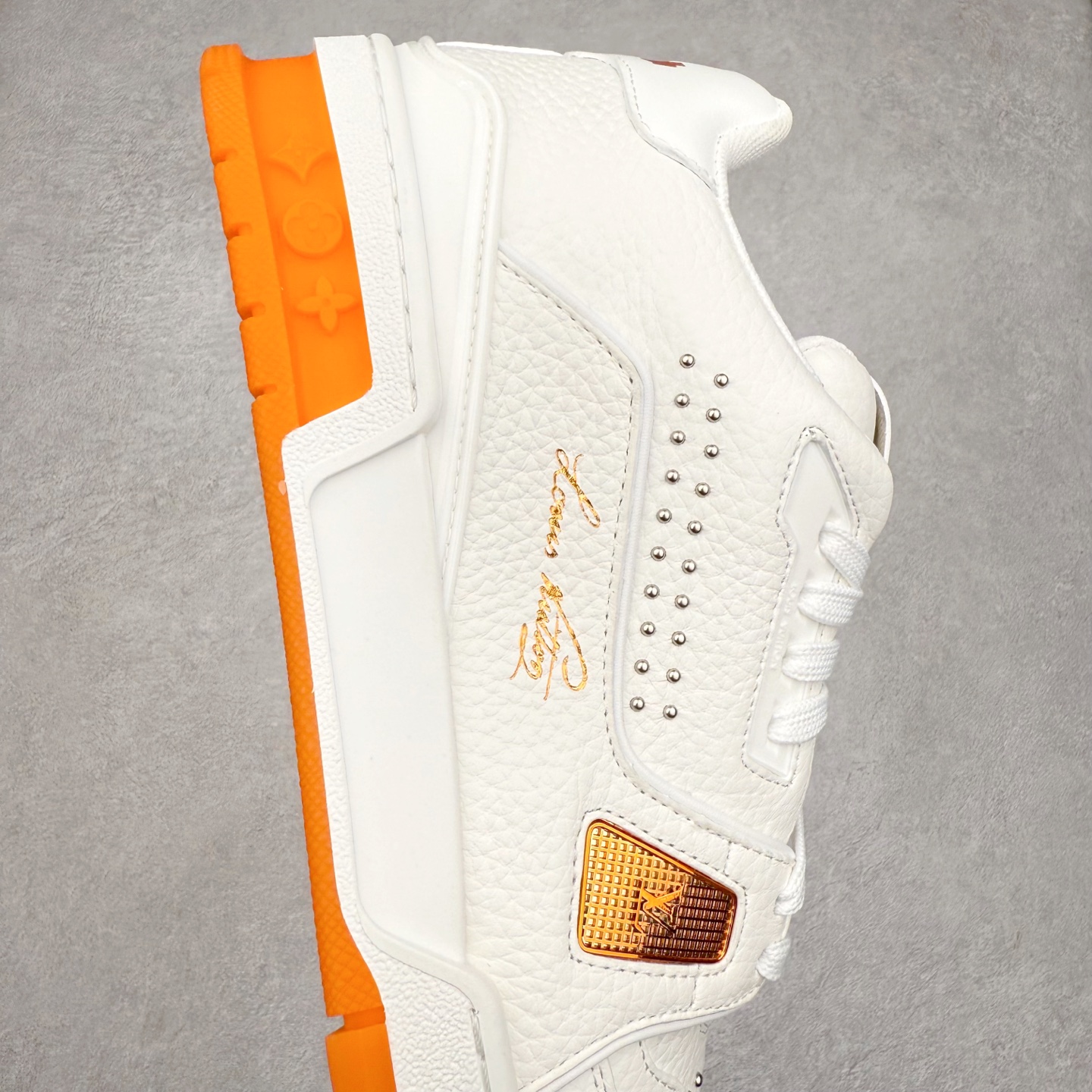 图片[6]-Louis Vuitton Trainer lv时装走秀运动鞋 完美鞋型超高的清洁度 零毛边线头瑕疵 全套原楦原纸版原鞋开模 全网最具灵魂的版型 正确原装黄色鞋盒 正确中底印花 鞋面印花3D高频深度立体 全鞋电脑针车 紧密相连 针距密度一致 环保乳胶注塑鞋垫 厚度脚感还原原版 皮面裁剪部位 统一油边封口工艺 原装橡胶大底含胶量大底组合零偏差 专柜全套包装 防尘袋 说明书 质保卡 男女鞋 尺码：35 36 37 38 39 40 41 42 43 44 45-选品中心