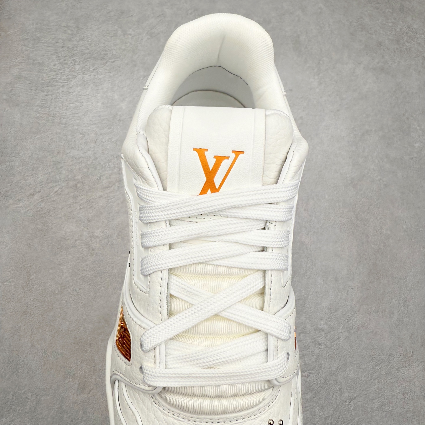 图片[5]-Louis Vuitton Trainer lv时装走秀运动鞋 完美鞋型超高的清洁度 零毛边线头瑕疵 全套原楦原纸版原鞋开模 全网最具灵魂的版型 正确原装黄色鞋盒 正确中底印花 鞋面印花3D高频深度立体 全鞋电脑针车 紧密相连 针距密度一致 环保乳胶注塑鞋垫 厚度脚感还原原版 皮面裁剪部位 统一油边封口工艺 原装橡胶大底含胶量大底组合零偏差 专柜全套包装 防尘袋 说明书 质保卡 男女鞋 尺码：35 36 37 38 39 40 41 42 43 44 45-选品中心