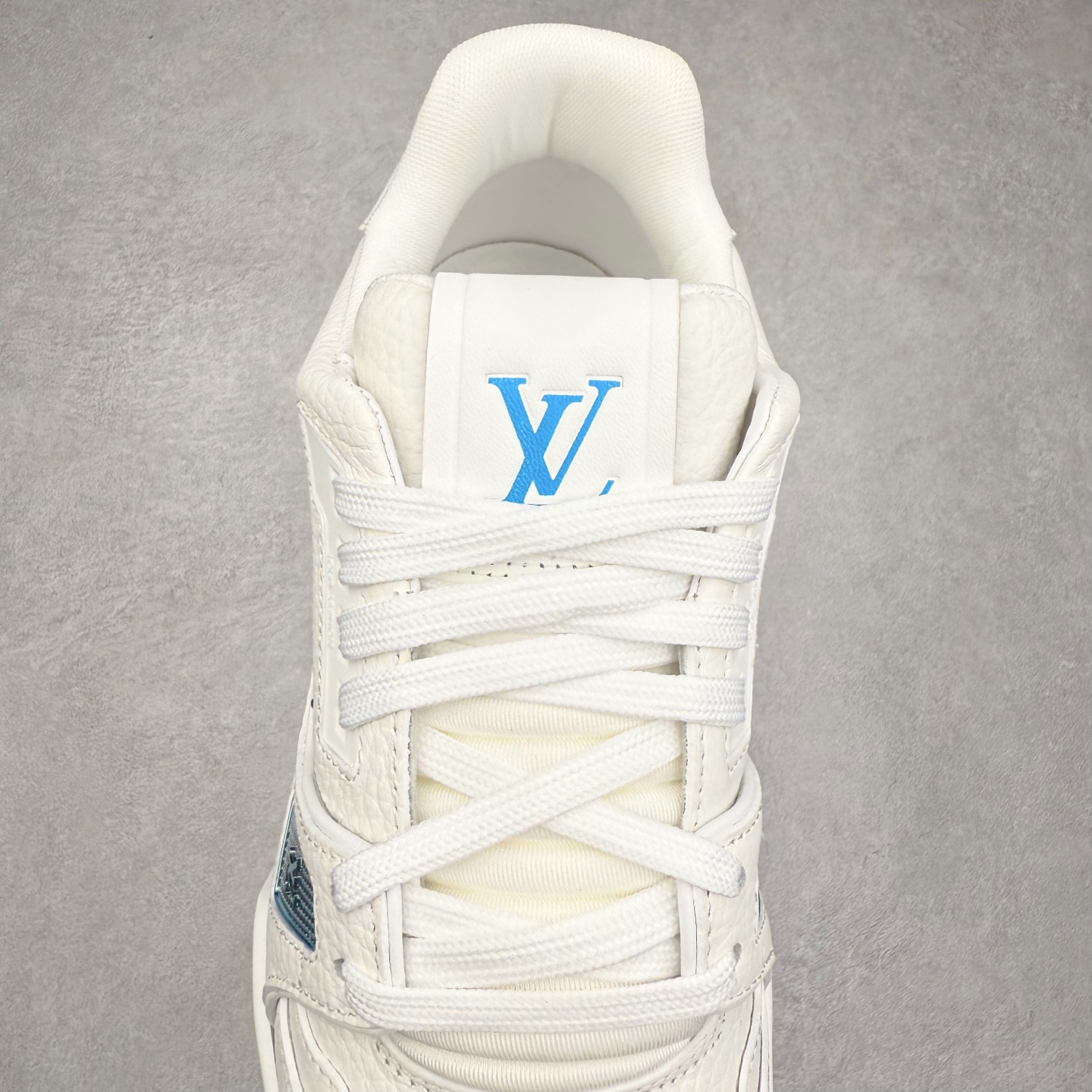 图片[5]-Louis Vuitton Trainer lv时装走秀运动鞋 完美鞋型超高的清洁度 零毛边线头瑕疵 全套原楦原纸版原鞋开模 全网最具灵魂的版型 正确原装黄色鞋盒 正确中底印花 鞋面印花3D高频深度立体 全鞋电脑针车 紧密相连 针距密度一致 环保乳胶注塑鞋垫 厚度脚感还原原版 皮面裁剪部位 统一油边封口工艺 原装橡胶大底含胶量大底组合零偏差 专柜全套包装 防尘袋 说明书 质保卡 男女鞋 尺码：35 36 37 38 39 40 41 42 43 44 45-选品中心