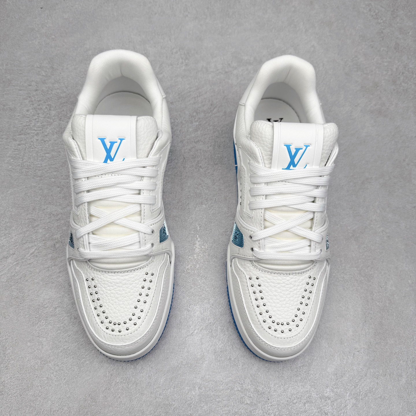 图片[2]-Louis Vuitton Trainer lv时装走秀运动鞋 完美鞋型超高的清洁度 零毛边线头瑕疵 全套原楦原纸版原鞋开模 全网最具灵魂的版型 正确原装黄色鞋盒 正确中底印花 鞋面印花3D高频深度立体 全鞋电脑针车 紧密相连 针距密度一致 环保乳胶注塑鞋垫 厚度脚感还原原版 皮面裁剪部位 统一油边封口工艺 原装橡胶大底含胶量大底组合零偏差 专柜全套包装 防尘袋 说明书 质保卡 男女鞋 尺码：35 36 37 38 39 40 41 42 43 44 45-选品中心