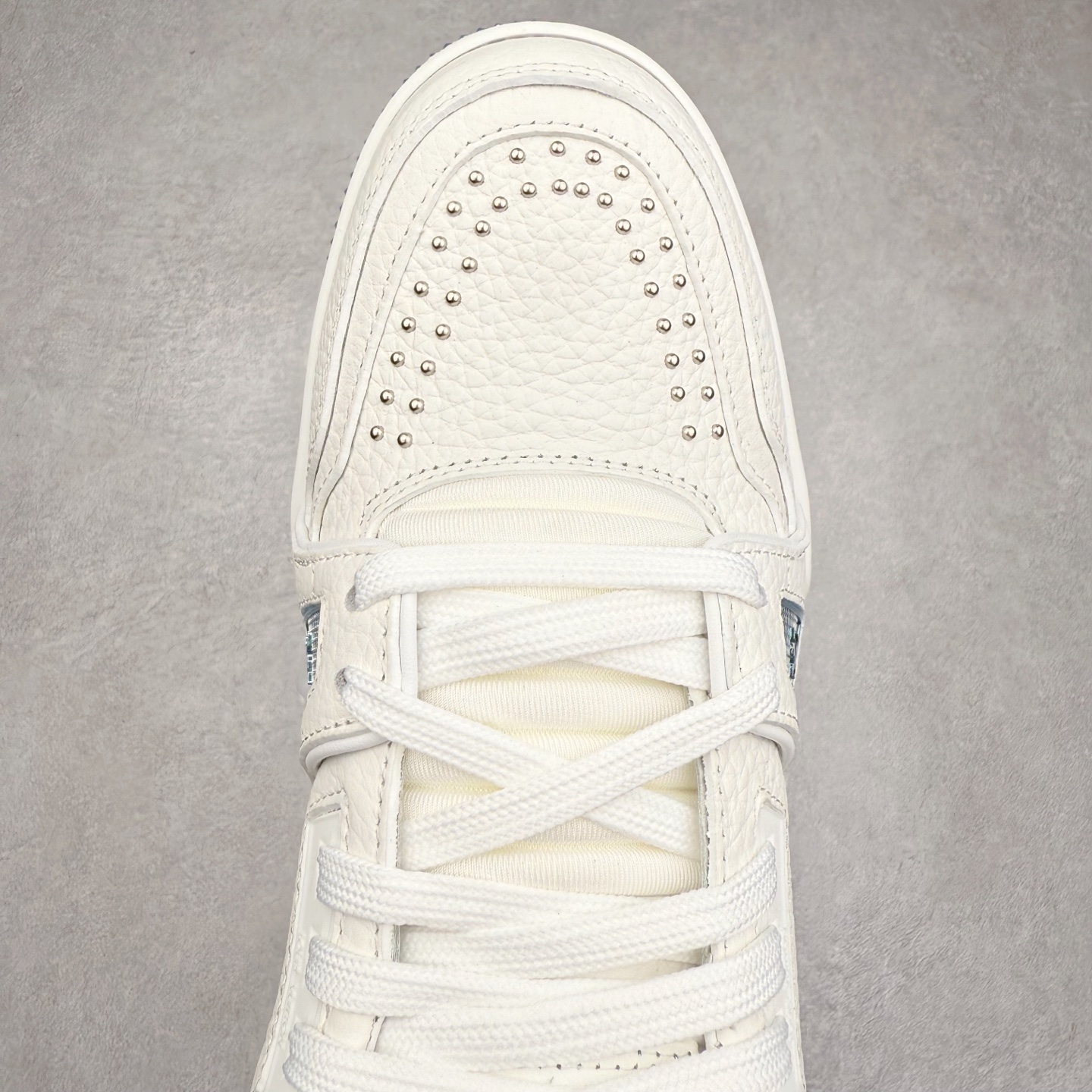 图片[4]-Louis Vuitton Trainer lv时装走秀运动鞋 完美鞋型超高的清洁度 零毛边线头瑕疵 全套原楦原纸版原鞋开模 全网最具灵魂的版型 正确原装黄色鞋盒 正确中底印花 鞋面印花3D高频深度立体 全鞋电脑针车 紧密相连 针距密度一致 环保乳胶注塑鞋垫 厚度脚感还原原版 皮面裁剪部位 统一油边封口工艺 原装橡胶大底含胶量大底组合零偏差 专柜全套包装 防尘袋 说明书 质保卡 男女鞋 尺码：35 36 37 38 39 40 41 42 43 44 45-选品中心