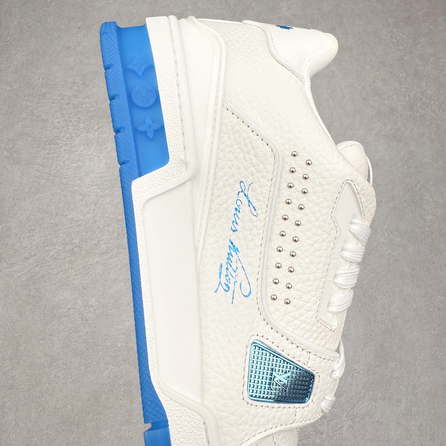 图片[6]-Louis Vuitton Trainer lv时装走秀运动鞋 完美鞋型超高的清洁度 零毛边线头瑕疵 全套原楦原纸版原鞋开模 全网最具灵魂的版型 正确原装黄色鞋盒 正确中底印花 鞋面印花3D高频深度立体 全鞋电脑针车 紧密相连 针距密度一致 环保乳胶注塑鞋垫 厚度脚感还原原版 皮面裁剪部位 统一油边封口工艺 原装橡胶大底含胶量大底组合零偏差 专柜全套包装 防尘袋 说明书 质保卡 男女鞋 尺码：35 36 37 38 39 40 41 42 43 44 45-选品中心