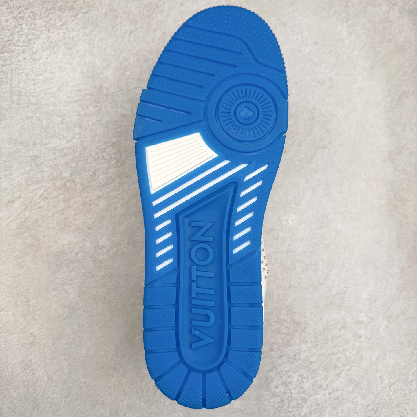 图片[9]-Louis Vuitton Trainer lv时装走秀运动鞋 完美鞋型超高的清洁度 零毛边线头瑕疵 全套原楦原纸版原鞋开模 全网最具灵魂的版型 正确原装黄色鞋盒 正确中底印花 鞋面印花3D高频深度立体 全鞋电脑针车 紧密相连 针距密度一致 环保乳胶注塑鞋垫 厚度脚感还原原版 皮面裁剪部位 统一油边封口工艺 原装橡胶大底含胶量大底组合零偏差 专柜全套包装 防尘袋 说明书 质保卡 男女鞋 尺码：35 36 37 38 39 40 41 42 43 44 45-选品中心