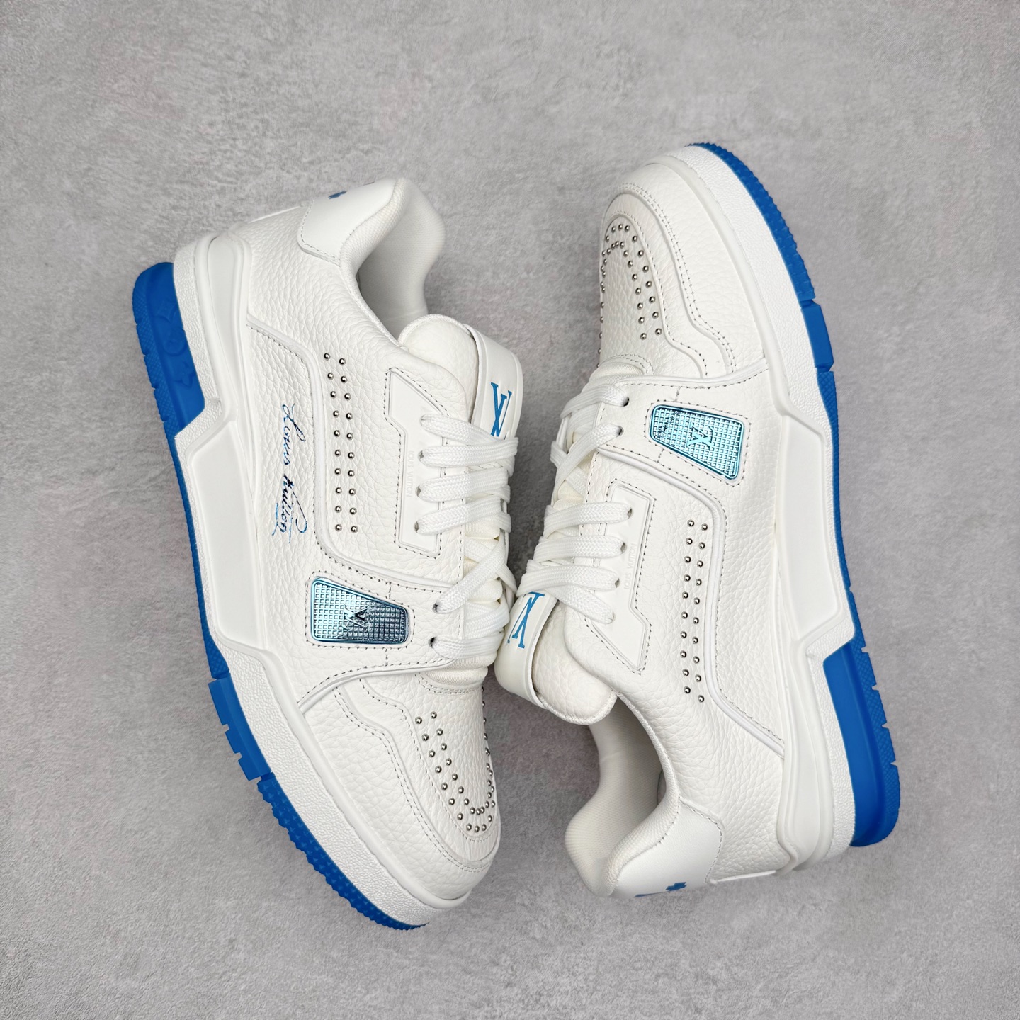 图片[3]-Louis Vuitton Trainer lv时装走秀运动鞋 完美鞋型超高的清洁度 零毛边线头瑕疵 全套原楦原纸版原鞋开模 全网最具灵魂的版型 正确原装黄色鞋盒 正确中底印花 鞋面印花3D高频深度立体 全鞋电脑针车 紧密相连 针距密度一致 环保乳胶注塑鞋垫 厚度脚感还原原版 皮面裁剪部位 统一油边封口工艺 原装橡胶大底含胶量大底组合零偏差 专柜全套包装 防尘袋 说明书 质保卡 男女鞋 尺码：35 36 37 38 39 40 41 42 43 44 45-选品中心