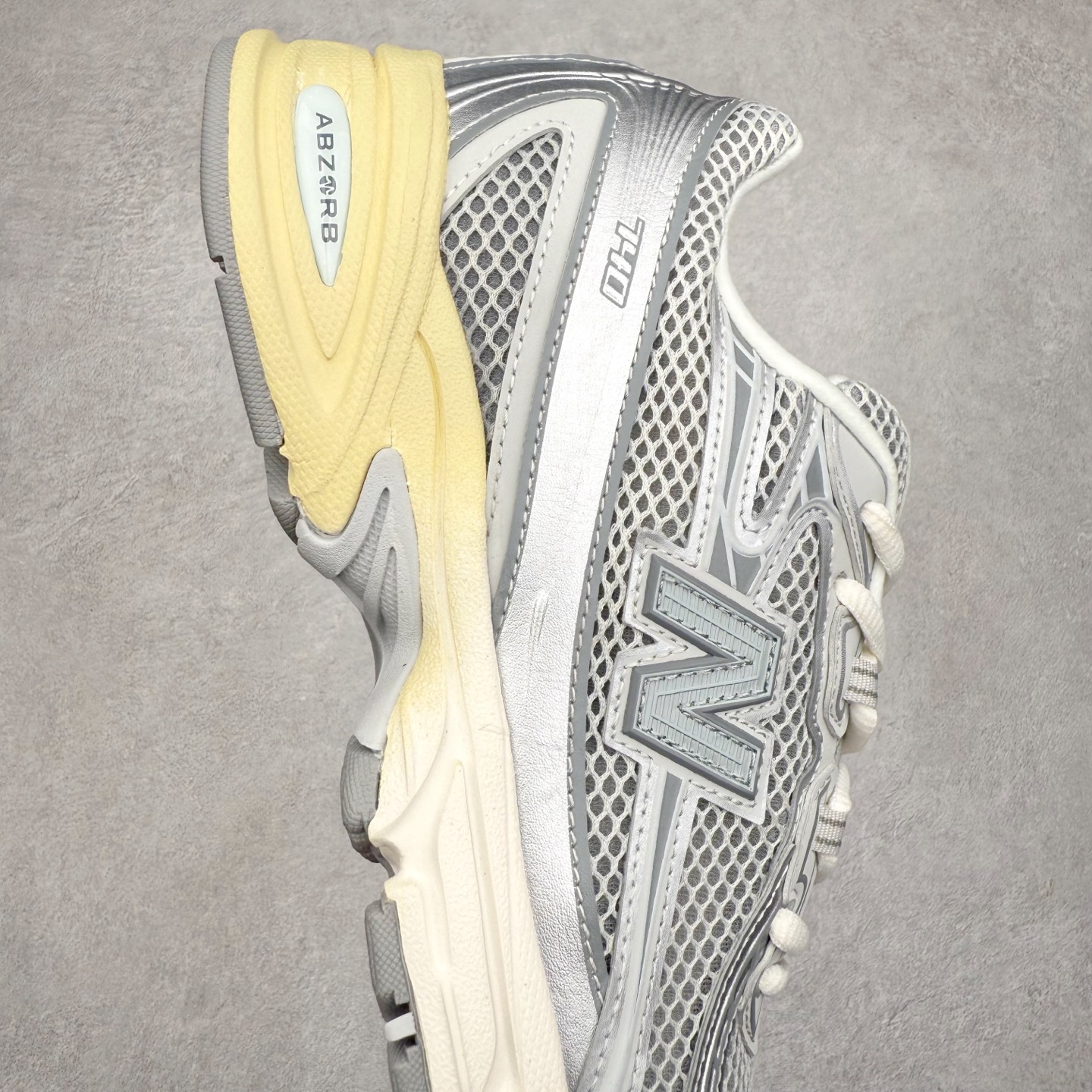 图片[6]-＃DT纯原 New Balance MR740 NB新百伦系列复古老爹风休闲运动慢跑鞋 采用轻质牛剖革拼接透气网眼衬垫织物鞋面材质 T-Beam大底提供足步弓支撑 保持步态稳定#后跟搭载外露缓震胶 鞋身整体以各种深浅不一的灰色覆盖 鞋头以淡蓝色调装饰，网眼衬垫通过不规律的色块实现做旧的美感 泛黄的鞋底更是进一步增添了复古气息 尺码：36 37 37.5 38 38.5 39.5 40 40.5 41.5 42 42.5 43 44 44.5 45-选品中心