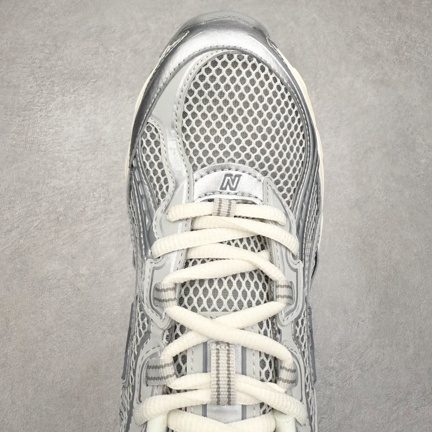 图片[4]-＃DT纯原 New Balance MR740 NB新百伦系列复古老爹风休闲运动慢跑鞋 采用轻质牛剖革拼接透气网眼衬垫织物鞋面材质 T-Beam大底提供足步弓支撑 保持步态稳定#后跟搭载外露缓震胶 鞋身整体以各种深浅不一的灰色覆盖 鞋头以淡蓝色调装饰，网眼衬垫通过不规律的色块实现做旧的美感 泛黄的鞋底更是进一步增添了复古气息 尺码：36 37 37.5 38 38.5 39.5 40 40.5 41.5 42 42.5 43 44 44.5 45-选品中心