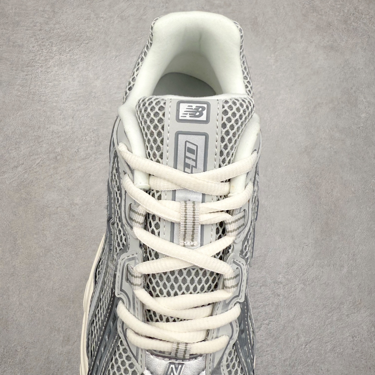 图片[5]-＃DT纯原 New Balance MR740 NB新百伦系列复古老爹风休闲运动慢跑鞋 采用轻质牛剖革拼接透气网眼衬垫织物鞋面材质 T-Beam大底提供足步弓支撑 保持步态稳定#后跟搭载外露缓震胶 鞋身整体以各种深浅不一的灰色覆盖 鞋头以淡蓝色调装饰，网眼衬垫通过不规律的色块实现做旧的美感 泛黄的鞋底更是进一步增添了复古气息 尺码：36 37 37.5 38 38.5 39.5 40 40.5 41.5 42 42.5 43 44 44.5 45-选品中心