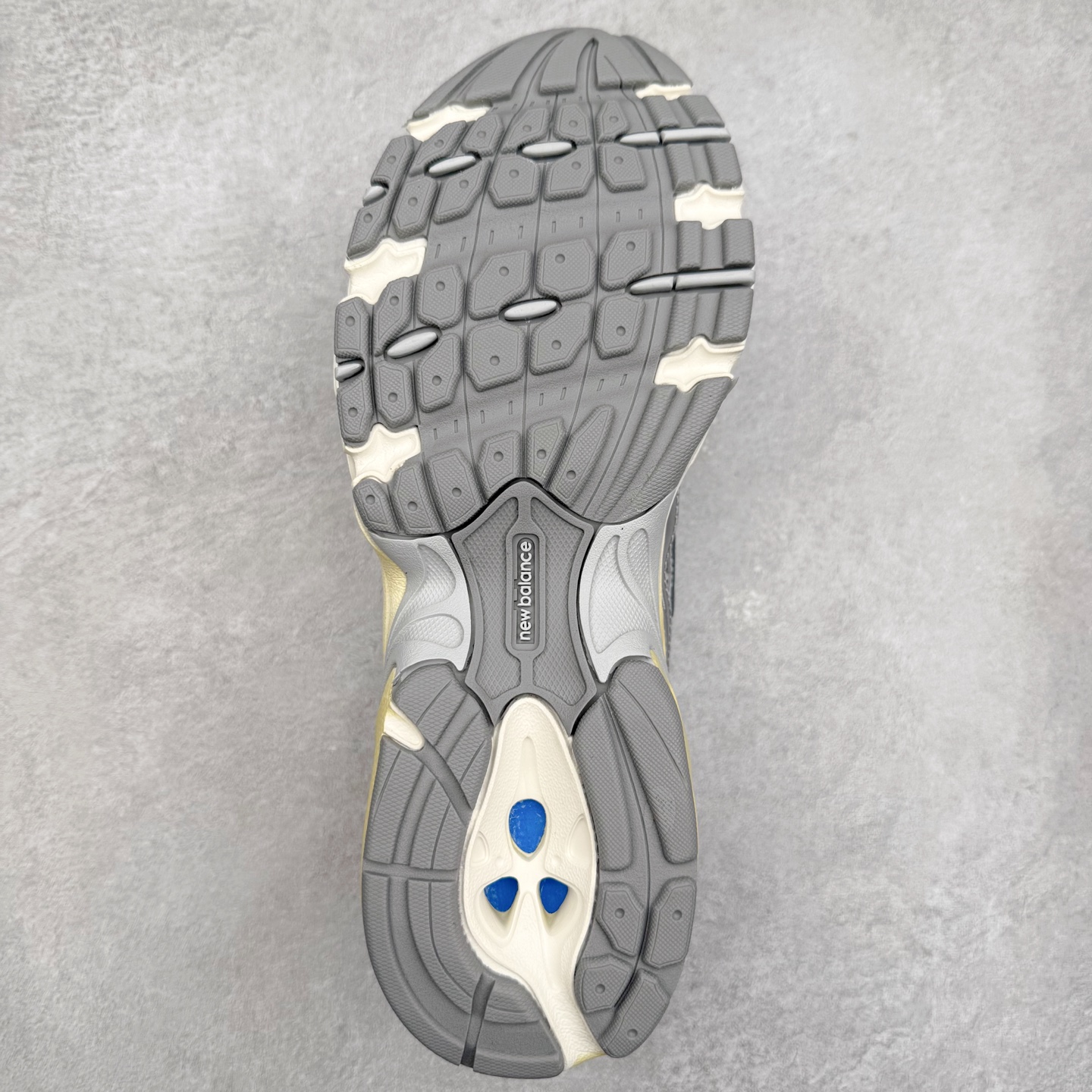 图片[9]-＃DT纯原 New Balance MR740 NB新百伦系列复古老爹风休闲运动慢跑鞋 采用轻质牛剖革拼接透气网眼衬垫织物鞋面材质 T-Beam大底提供足步弓支撑 保持步态稳定#后跟搭载外露缓震胶 鞋身整体以各种深浅不一的灰色覆盖 鞋头以淡蓝色调装饰，网眼衬垫通过不规律的色块实现做旧的美感 泛黄的鞋底更是进一步增添了复古气息 尺码：36 37 37.5 38 38.5 39.5 40 40.5 41.5 42 42.5 43 44 44.5 45-选品中心