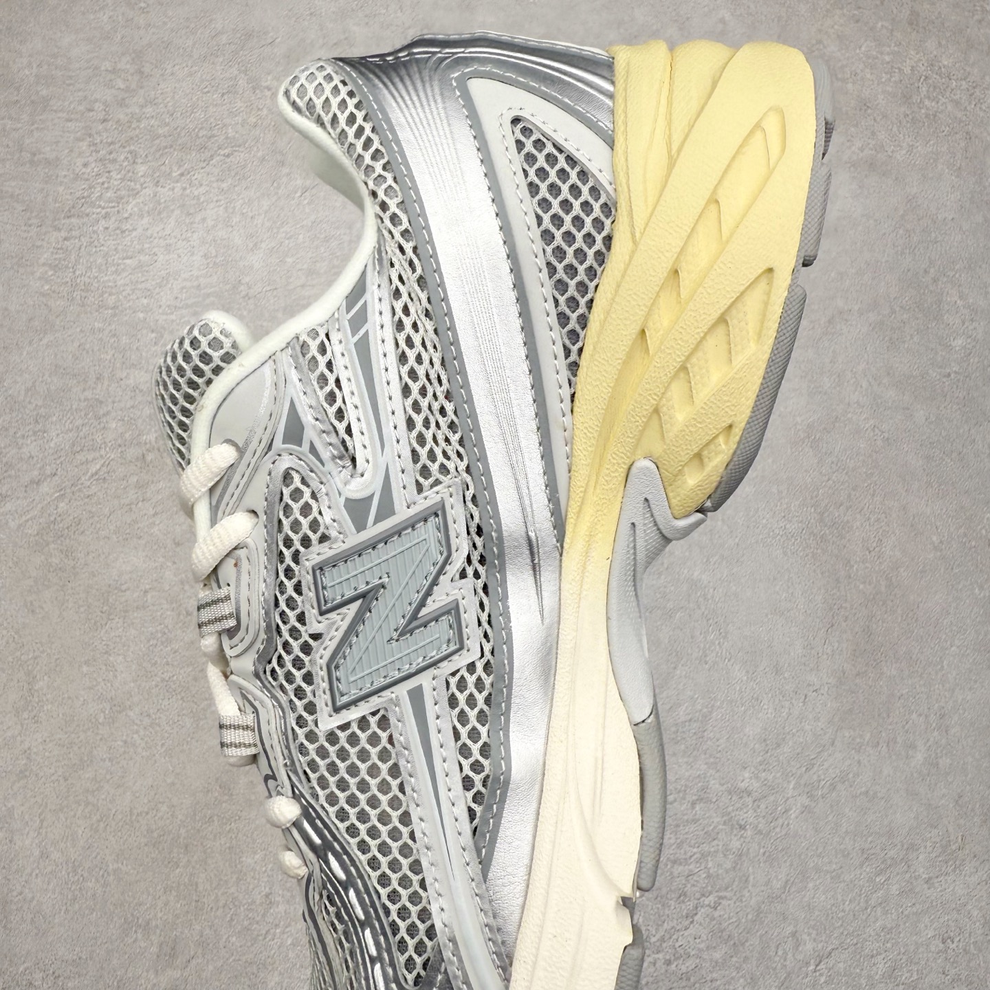 图片[7]-＃DT纯原 New Balance MR740 NB新百伦系列复古老爹风休闲运动慢跑鞋 采用轻质牛剖革拼接透气网眼衬垫织物鞋面材质 T-Beam大底提供足步弓支撑 保持步态稳定#后跟搭载外露缓震胶 鞋身整体以各种深浅不一的灰色覆盖 鞋头以淡蓝色调装饰，网眼衬垫通过不规律的色块实现做旧的美感 泛黄的鞋底更是进一步增添了复古气息 尺码：36 37 37.5 38 38.5 39.5 40 40.5 41.5 42 42.5 43 44 44.5 45-选品中心