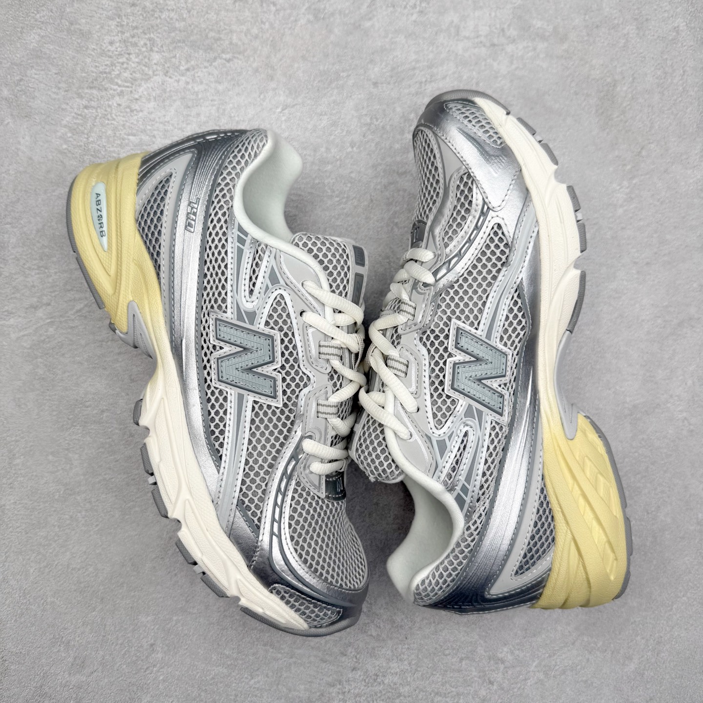 图片[3]-＃DT纯原 New Balance MR740 NB新百伦系列复古老爹风休闲运动慢跑鞋 采用轻质牛剖革拼接透气网眼衬垫织物鞋面材质 T-Beam大底提供足步弓支撑 保持步态稳定#后跟搭载外露缓震胶 鞋身整体以各种深浅不一的灰色覆盖 鞋头以淡蓝色调装饰，网眼衬垫通过不规律的色块实现做旧的美感 泛黄的鞋底更是进一步增添了复古气息 尺码：36 37 37.5 38 38.5 39.5 40 40.5 41.5 42 42.5 43 44 44.5 45-选品中心