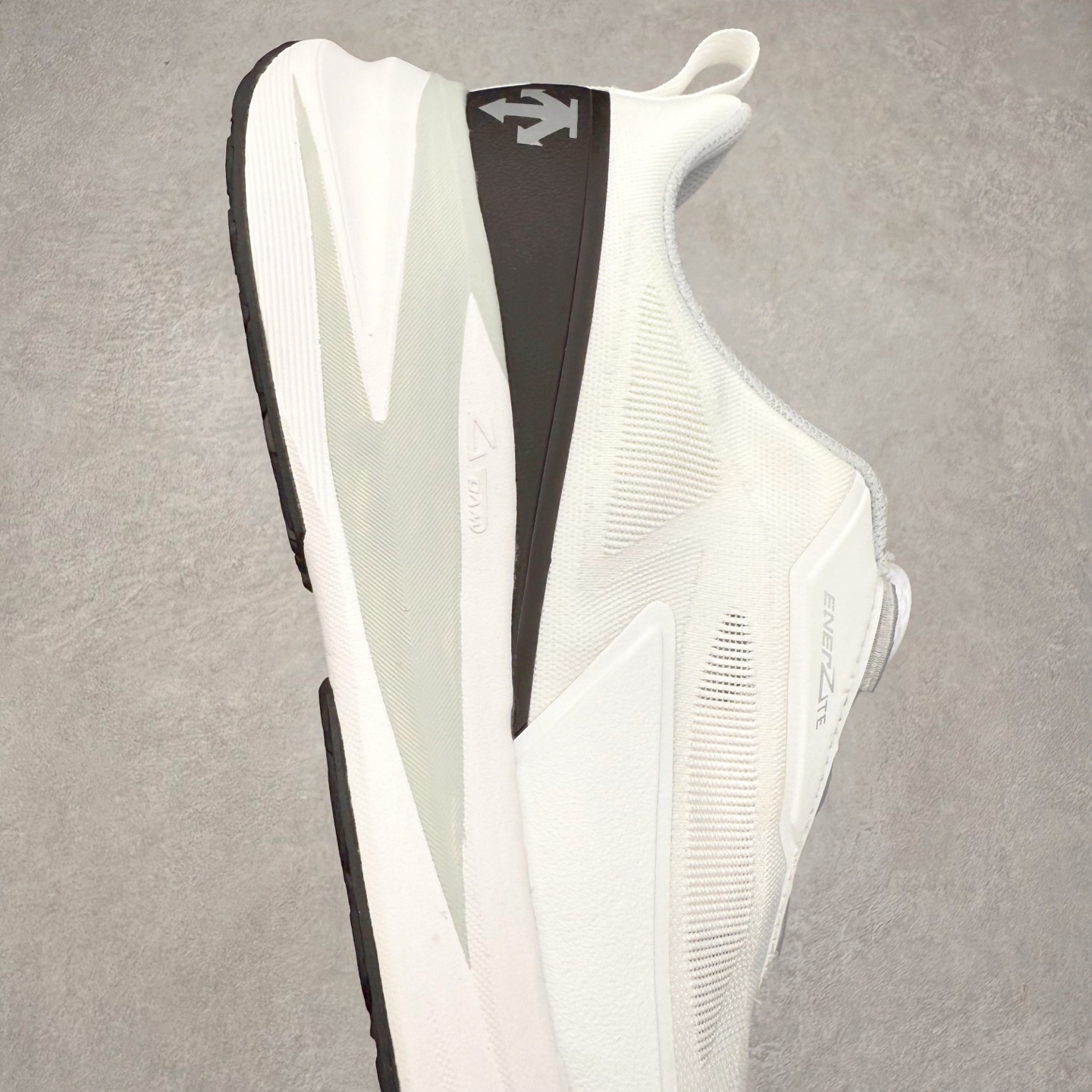 图片[6]-DESCENTE Enerzite 迪桑特舒适百搭织物耐磨回弹低帮跑步鞋 DESCENTE（迪桑特）创立于1935年，品牌名取自法语词汇，意为“滑降”。品牌箭头标识代表滑雪的三种技术“高速直线滑行”、“穿越”和“侧滑”，也寓意品牌在打造高端专业运动产品中不断追求完美的创新精神，致力于成为中国高端专业滑雪、综训、女子、铁人三项、高尔夫的第一品牌。实拍调校N版已经零色差零失真 百分百还原实物色彩所见即所得 不存在货不对板色差等低级问题 选购参考实物拍摄 不混卖不参货 只用心做好货严格选品 承诺混一赔十 尺码：36 36.5 37.5 38 38.5 39 40 40.5 41 42 42.5 43 44 44.5 45-选品中心