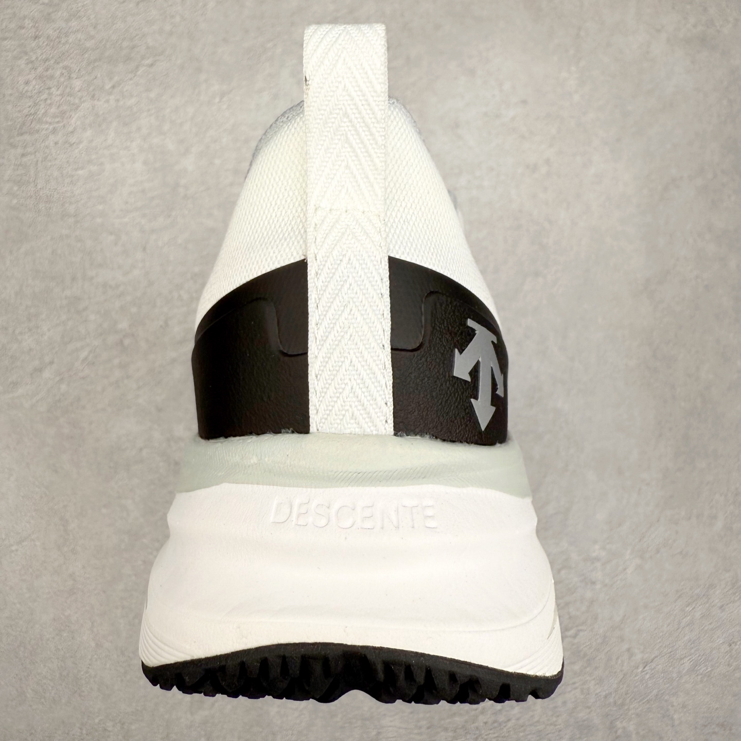 图片[8]-DESCENTE Enerzite 迪桑特舒适百搭织物耐磨回弹低帮跑步鞋 DESCENTE（迪桑特）创立于1935年，品牌名取自法语词汇，意为“滑降”。品牌箭头标识代表滑雪的三种技术“高速直线滑行”、“穿越”和“侧滑”，也寓意品牌在打造高端专业运动产品中不断追求完美的创新精神，致力于成为中国高端专业滑雪、综训、女子、铁人三项、高尔夫的第一品牌。实拍调校N版已经零色差零失真 百分百还原实物色彩所见即所得 不存在货不对板色差等低级问题 选购参考实物拍摄 不混卖不参货 只用心做好货严格选品 承诺混一赔十 尺码：36 36.5 37.5 38 38.5 39 40 40.5 41 42 42.5 43 44 44.5 45-选品中心