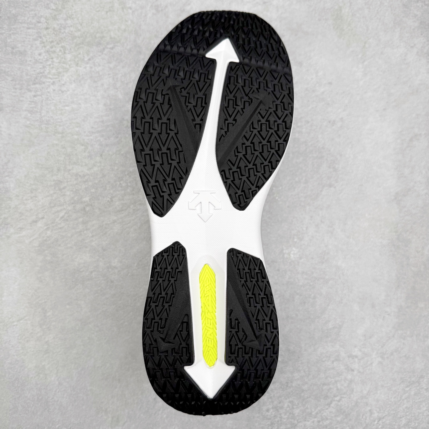 图片[9]-DESCENTE Enerzite 迪桑特舒适百搭织物耐磨回弹低帮跑步鞋 DESCENTE（迪桑特）创立于1935年，品牌名取自法语词汇，意为“滑降”。品牌箭头标识代表滑雪的三种技术“高速直线滑行”、“穿越”和“侧滑”，也寓意品牌在打造高端专业运动产品中不断追求完美的创新精神，致力于成为中国高端专业滑雪、综训、女子、铁人三项、高尔夫的第一品牌。实拍调校N版已经零色差零失真 百分百还原实物色彩所见即所得 不存在货不对板色差等低级问题 选购参考实物拍摄 不混卖不参货 只用心做好货严格选品 承诺混一赔十 尺码：36 36.5 37.5 38 38.5 39 40 40.5 41 42 42.5 43 44 44.5 45-选品中心