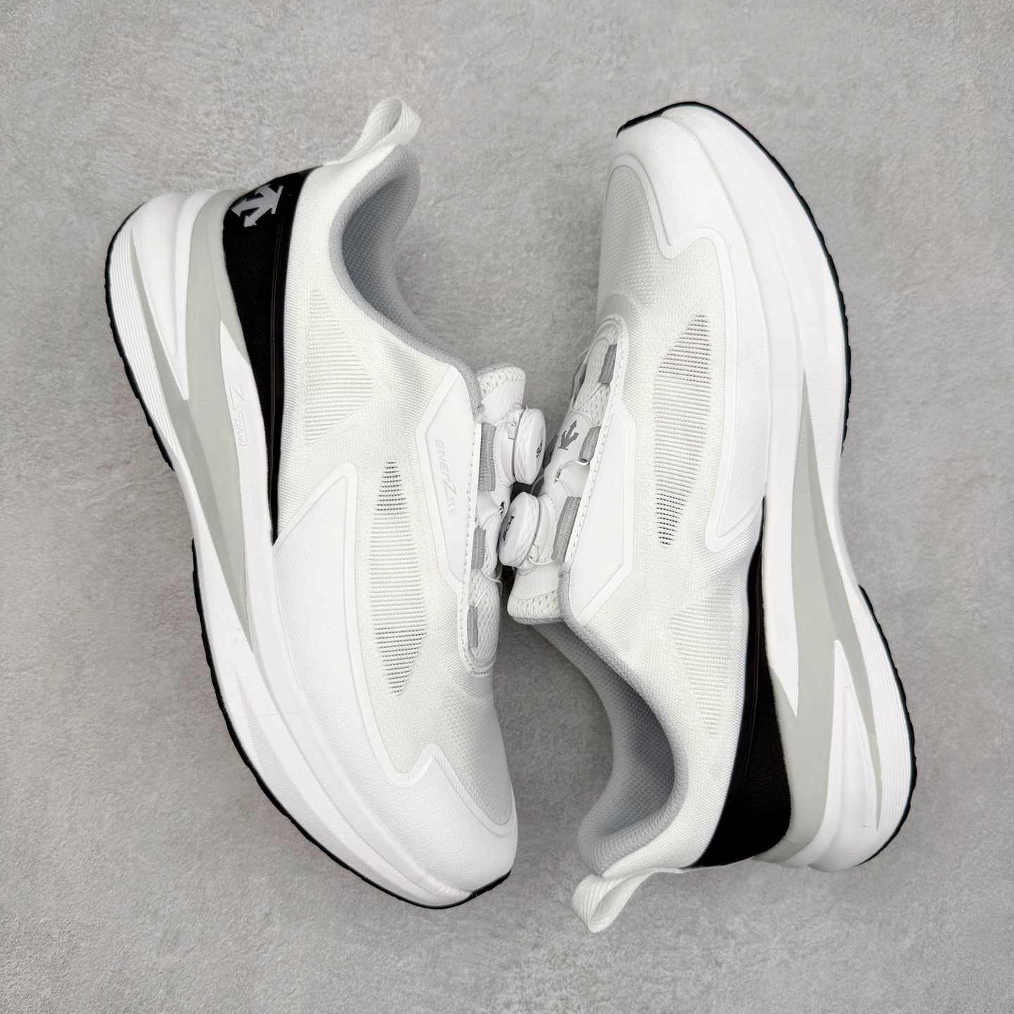 图片[3]-DESCENTE Enerzite 迪桑特舒适百搭织物耐磨回弹低帮跑步鞋 DESCENTE（迪桑特）创立于1935年，品牌名取自法语词汇，意为“滑降”。品牌箭头标识代表滑雪的三种技术“高速直线滑行”、“穿越”和“侧滑”，也寓意品牌在打造高端专业运动产品中不断追求完美的创新精神，致力于成为中国高端专业滑雪、综训、女子、铁人三项、高尔夫的第一品牌。实拍调校N版已经零色差零失真 百分百还原实物色彩所见即所得 不存在货不对板色差等低级问题 选购参考实物拍摄 不混卖不参货 只用心做好货严格选品 承诺混一赔十 尺码：36 36.5 37.5 38 38.5 39 40 40.5 41 42 42.5 43 44 44.5 45-选品中心